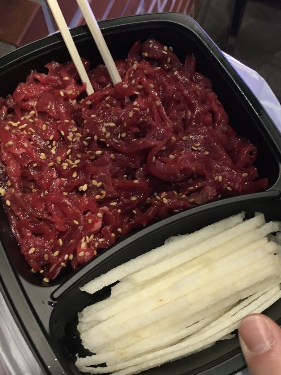 pangpairpang's tweet photo. 광장시장 맛있는데 ..?

1. 부촌육회 <- 태어나서 먹은 육회중에
가장 쫀독하고 맛있었음
2. 김가네 떡볶이 <- 막 미친!! 까진아닌데 
무 넣고 만들어주는게 신기하고 떡이 존맛
3. 녹두전 <- 그냥 아무곳에서 사먹었는데 평타
4. 원조 누드김밥 <- 완죤 친절하시고 
별거 없어 보이는데 별미임 https://t.co/47PXh8FkKW