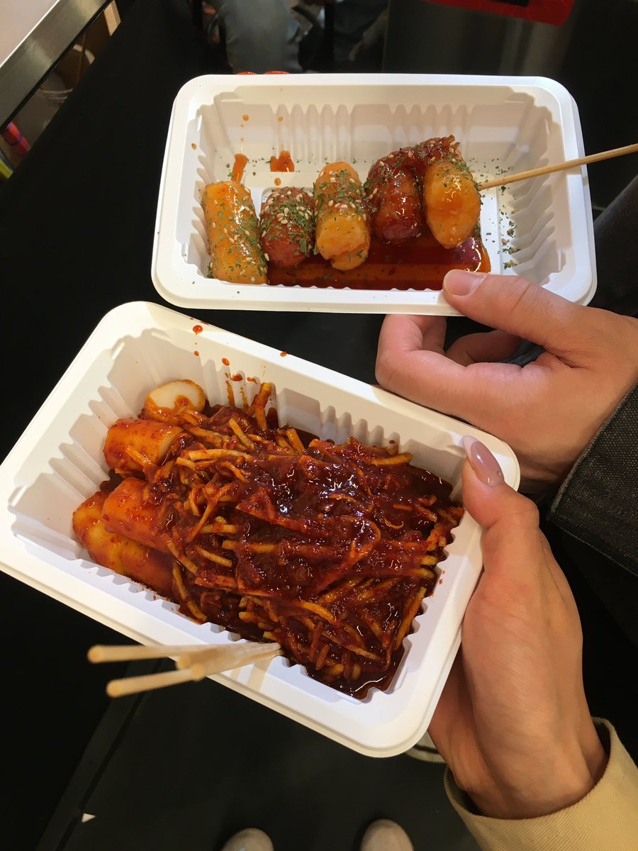 pangpairpang's tweet photo. 광장시장 맛있는데 ..?

1. 부촌육회 <- 태어나서 먹은 육회중에
가장 쫀독하고 맛있었음
2. 김가네 떡볶이 <- 막 미친!! 까진아닌데 
무 넣고 만들어주는게 신기하고 떡이 존맛
3. 녹두전 <- 그냥 아무곳에서 사먹었는데 평타
4. 원조 누드김밥 <- 완죤 친절하시고 
별거 없어 보이는데 별미임 https://t.co/47PXh8FkKW