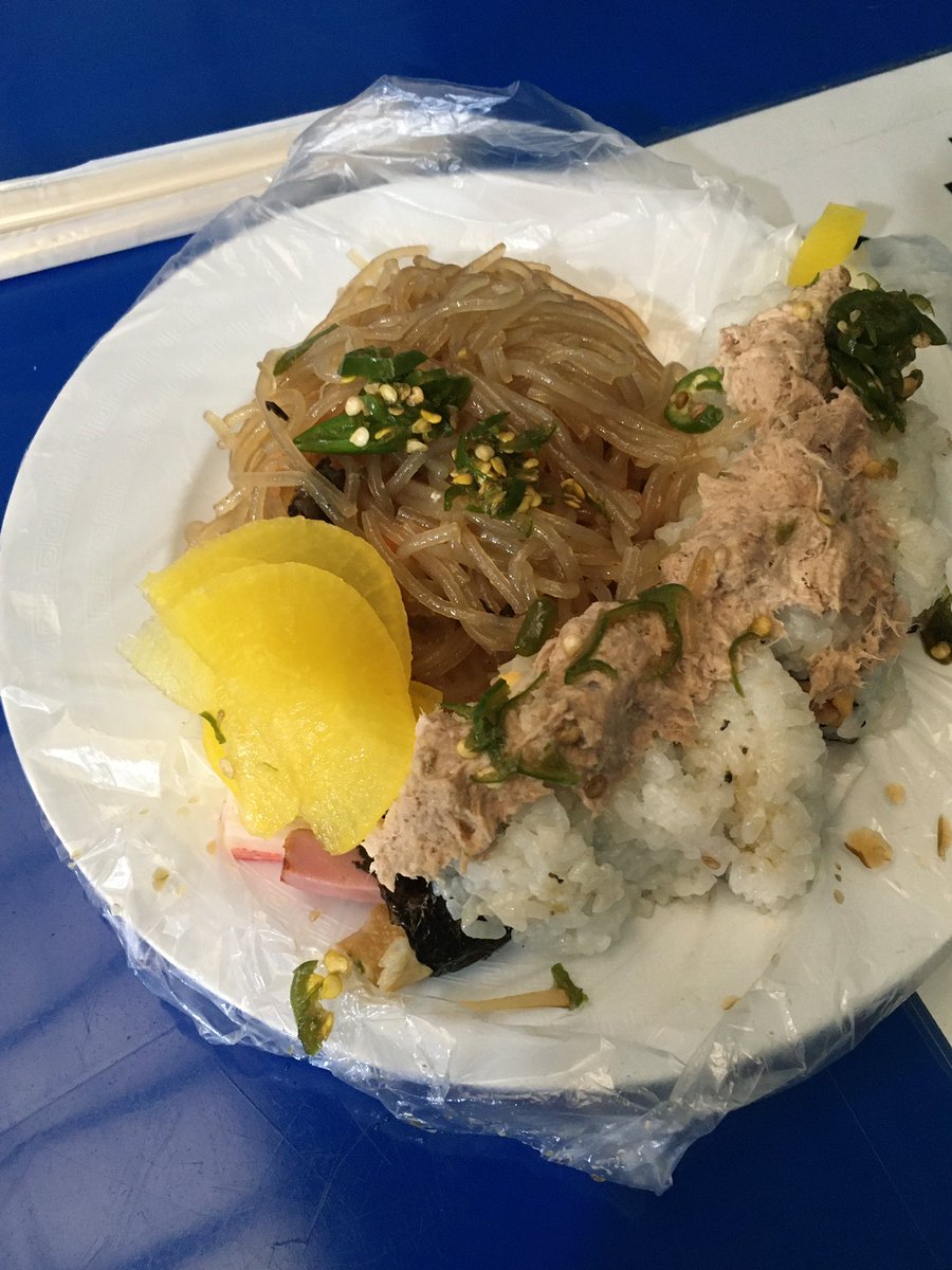 pangpairpang's tweet photo. 광장시장 맛있는데 ..?

1. 부촌육회 <- 태어나서 먹은 육회중에
가장 쫀독하고 맛있었음
2. 김가네 떡볶이 <- 막 미친!! 까진아닌데 
무 넣고 만들어주는게 신기하고 떡이 존맛
3. 녹두전 <- 그냥 아무곳에서 사먹었는데 평타
4. 원조 누드김밥 <- 완죤 친절하시고 
별거 없어 보이는데 별미임 https://t.co/47PXh8FkKW