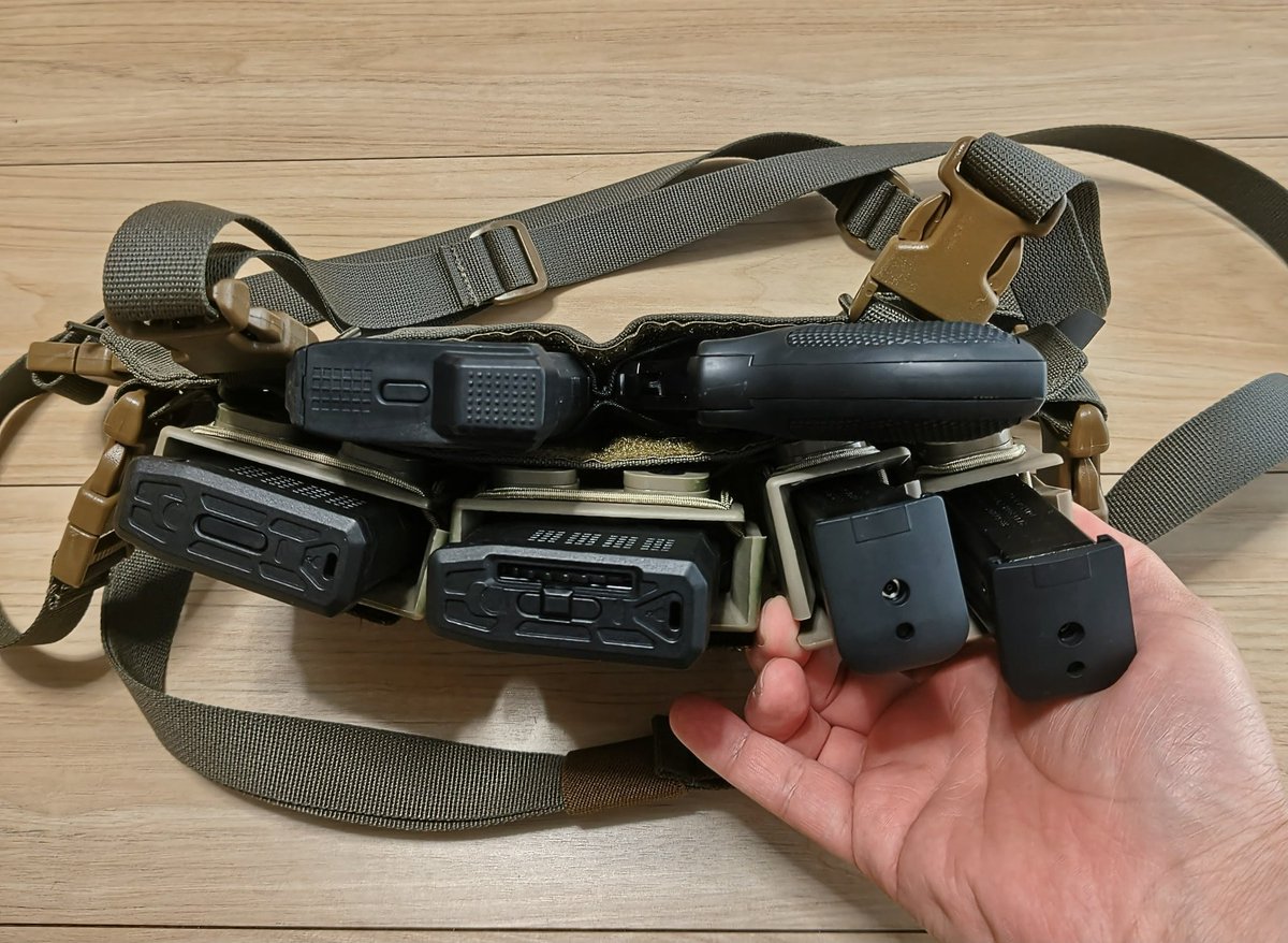 PKLC_D49's tweet photo. R.P.Bさん(@RPB_tactical )から購入したCompact Fighter Rigはこれで行きます(´・ω・｀)
・バイトマグM4×２
・バイトマグHG×２
・インサート
M4マグ３本、ターシャリーも。M4マグに全振りで最高５本携行可能です！ブルーフォースギアの様な薄いマグポならもっと軽く薄くできます！

↓Next
#サバゲー https://t.co/KDDi9HpDW8