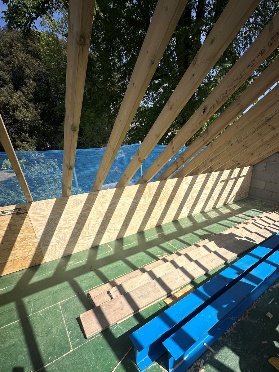 MEB_Design's tweet photo. The Carpenter's been on site and the #roof is taking shape at #StMarytheVirginChurch's #StAndrewsRoomExtension in Horsell by #MajesticTrades. Looking good.
#construction #ecclesiastical #extension #communities #architecture #timberworks https://t.co/akK4GvDE6B