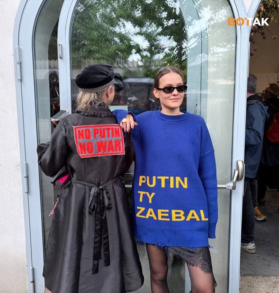 на Венецианской биеннале у павильона рф🤭😂
