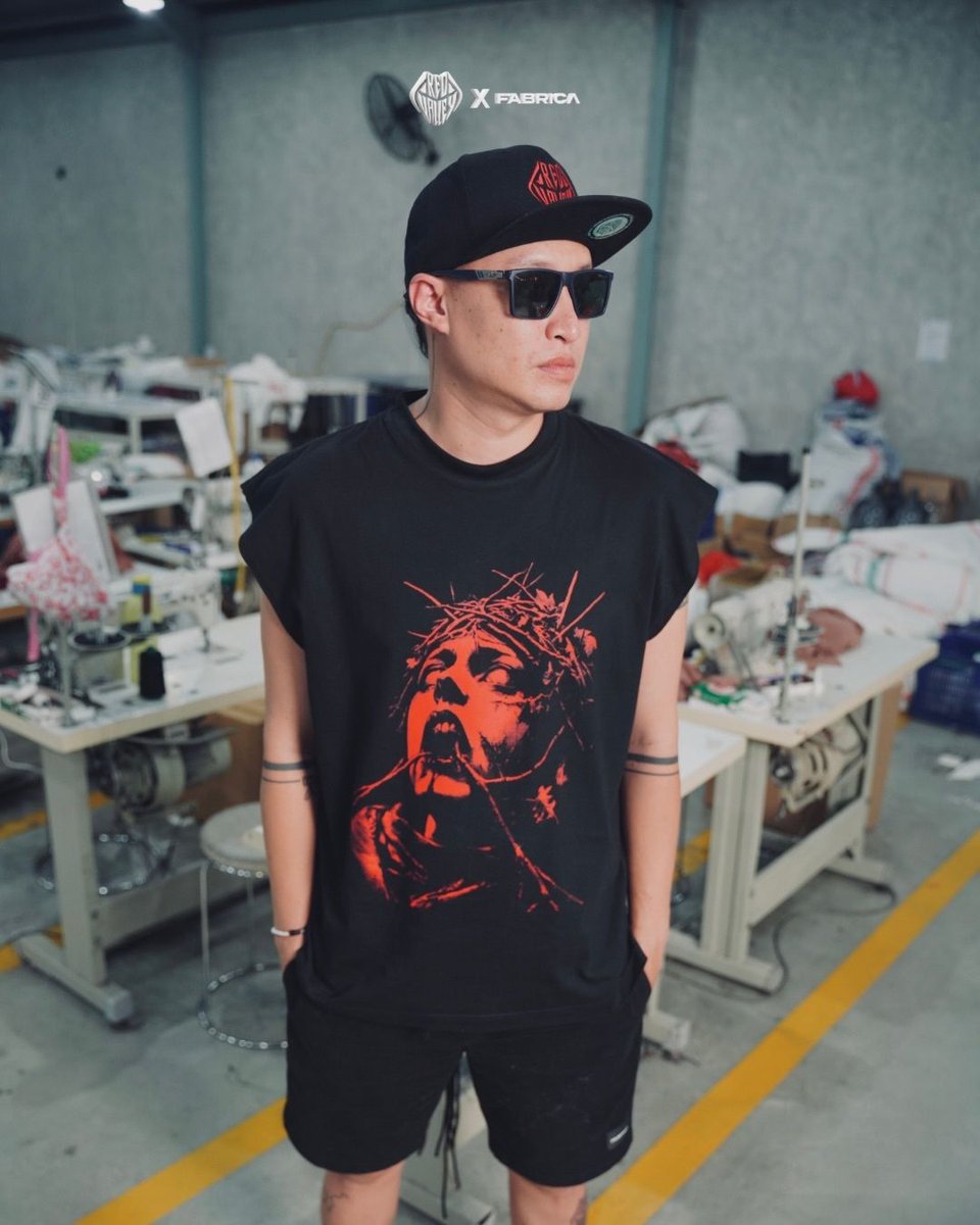 epochstreamfeed's tweet photo. Brand streetwear lokal kebanggaan Malang, Fabrica, kembali menorehkan inovasi dalam skena fesyen dan musik tanah air. Fabrica sukses menyelenggarakan aktivasi peluncuran produk fesyen terbarunya hasil kolaborasi bersama unit musik alternative rock Red Valley (@redvalley_band), pada Selasa, 5 Mei 2026.

Berbeda dari peluncuran merchandise band pada umumnya, acara dikemas secara segar melalui sesi live sale interaktif di platform TikTok Fabrica. Dalam kesempatan tersebut, para personel Red Valley, yakni Wara Valerie, Odiet, dan Airen, turun langsung untuk memandu jalannya penjualan merchandise. 

Selengkapnya, baca di: https://t.co/PuSokZ2902 

#Fabrica #RedValley #EPOCHSTREAM