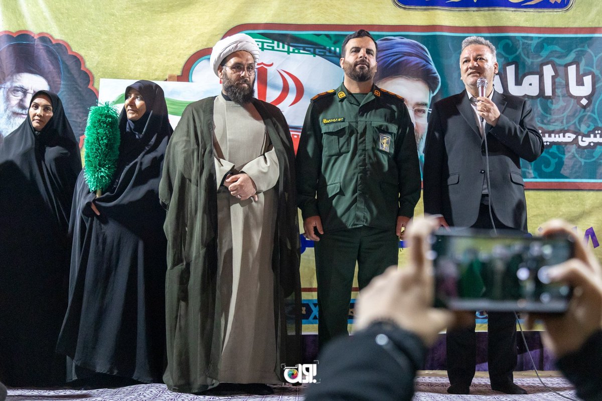 معلمان منطقه ۱۸ تهران، امروز توسط ناحیه مقاومت بسیج مسلم بن عقیل (ع) مورد تجلیل قرار گرفتند. این ادای دین کوچک به بزرگانی بود که از جان و دل برای تربیت نسل آینده مایه می‌گذارند. خدا قوت به همه معلمان فداکار #سپاس_معلم