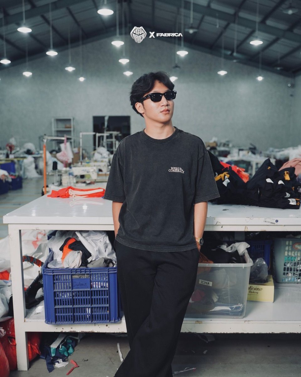 epochstreamfeed's tweet photo. Brand streetwear lokal kebanggaan Malang, Fabrica, kembali menorehkan inovasi dalam skena fesyen dan musik tanah air. Fabrica sukses menyelenggarakan aktivasi peluncuran produk fesyen terbarunya hasil kolaborasi bersama unit musik alternative rock Red Valley (@redvalley_band), pada Selasa, 5 Mei 2026.

Berbeda dari peluncuran merchandise band pada umumnya, acara dikemas secara segar melalui sesi live sale interaktif di platform TikTok Fabrica. Dalam kesempatan tersebut, para personel Red Valley, yakni Wara Valerie, Odiet, dan Airen, turun langsung untuk memandu jalannya penjualan merchandise. 

Selengkapnya, baca di: https://t.co/PuSokZ2902 

#Fabrica #RedValley #EPOCHSTREAM