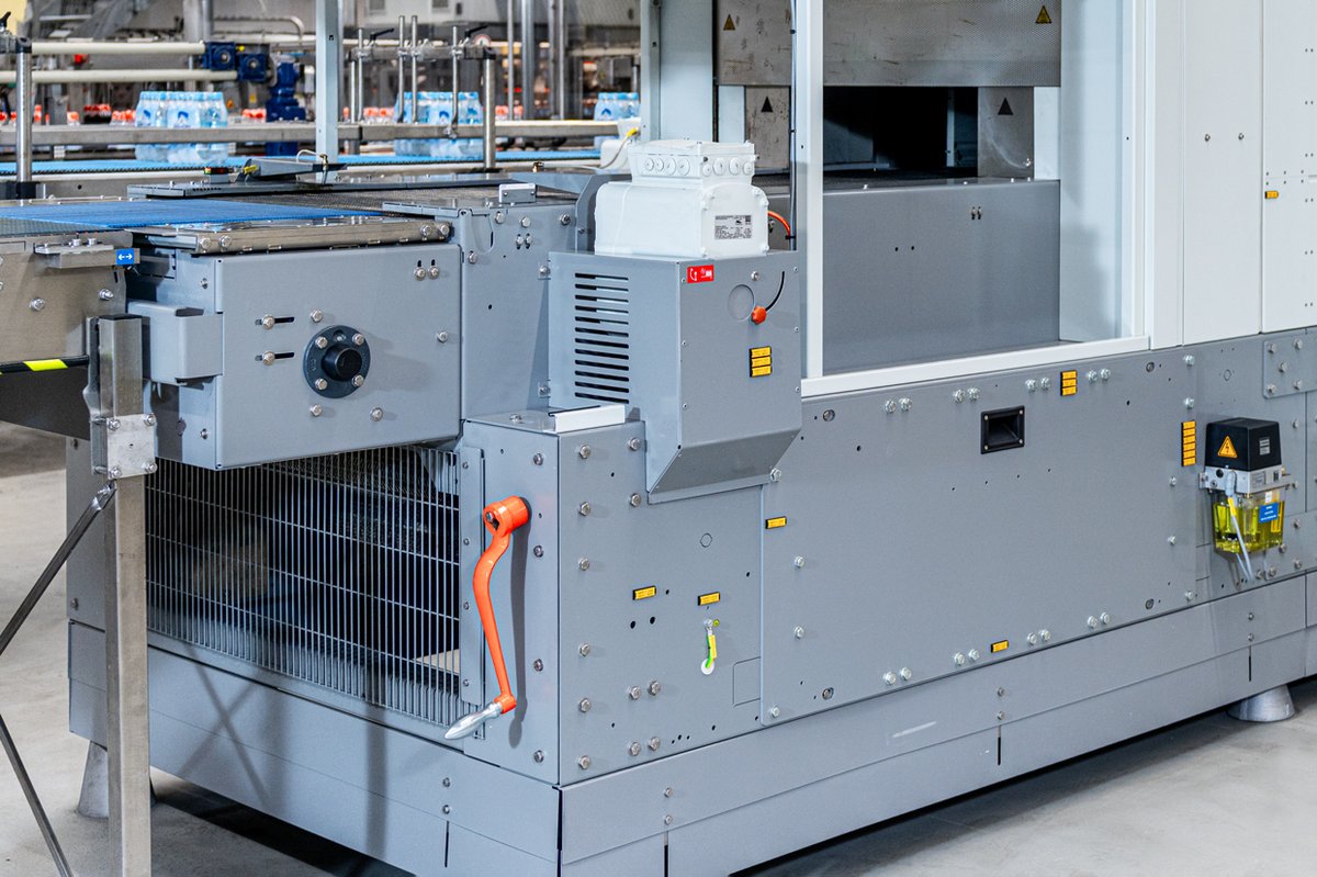 KronesAG's tweet photo. The shrink tunnel is one of the most energy-hungry elements in a filling and packaging line. How can the heat be fed in as efficiently as possible?🔥

Krones has taken an in-depth look  and fundamentally revamped the shrink tunnel for the Variopac Pro.🔍

You want to learn more? https://t.co/uU2zBAspxd