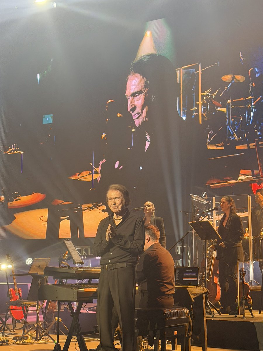 TracyAmaro's tweet photo. Anoche disfruté de un artista que crecí escuchando y me encanta desde niña. 83 años y 67 cantando. Que privilegio fue verlo otra vez! Tuvo cancer de garganta y aún así, su pasión por lo que hace lo mantiene vivo y activo! Que admiración siento! Increíble talento! @RAPHAELartista https://t.co/p0fHOsoeXx