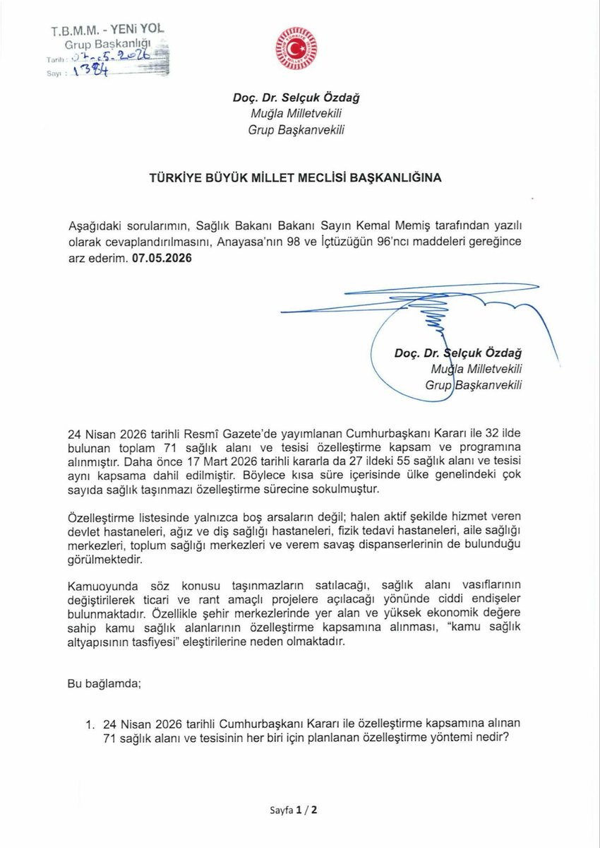 selcukozdag's tweet photo. 32 ilde tam 71 sağlık alanı ve tesisi özelleştirme kapsamına alındı.
Özel işletmeli şehir hastaneleri ile sağlık hizmetlerini bütçeyi sömüren bir kara deliğe dönüştüren iktidar partisi, diğer kamu hastanelerini ve sağlık tesislerini satarak durumu kurtarmaya çalışıyor.
Listede neler var neler;
➡️ Devlet hastaneleri,
➡️ Ağız ve Diş Sağlığı Merkezleri,
➡️ Fizik Tedavi Hastaneleri,
➡️ ASM’ler,
➡️ Toplum Sağlığı Merkezleri.

Özelleştirme kapsamına alınan kurumlarla ilgili Sağlık Bakanlığı’na soru önergesi verdim.
Bu yerler satılacak mı?
Kiralanacak mı?
İmar kapsamı değiştirilerek birilerine peşkeş çekilecek mi?

Sağlık kurumları iktidarın bütçe açıklarını kapatma aracı değildir. Sağlık, üzerinden rant devşirme, yandaşlara ve fondaşlara peşkeş çekme alanı değildir. Milletimizin akıl ve beden sağlığı ile oynamayı bırakın artık.
#HastanelerSatılamaz #SağlıktaÖzelleştirme #KamuMalınaDokunma #HastanelerHalkındır