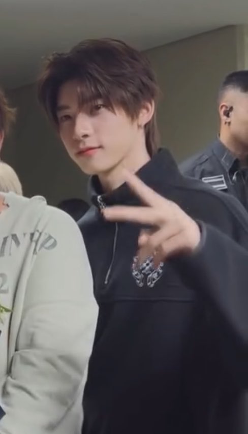 คนนึงปิดถึงคอ อีกคนเหมือนไม่มีซิป🙂‍↔️
