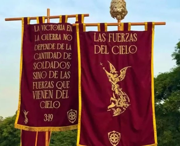 Solo voy a decir que durante todos estos años hemos demostrado ser la militancia mas Fuerte, Fiel, Honesta y sin miedo de decir lo que nos parece bien o no,de todos los tiempos.
La remamos en dulce de leche repostero reseco y salimos adelante.
Gracias a los gordos que nos cuidan.