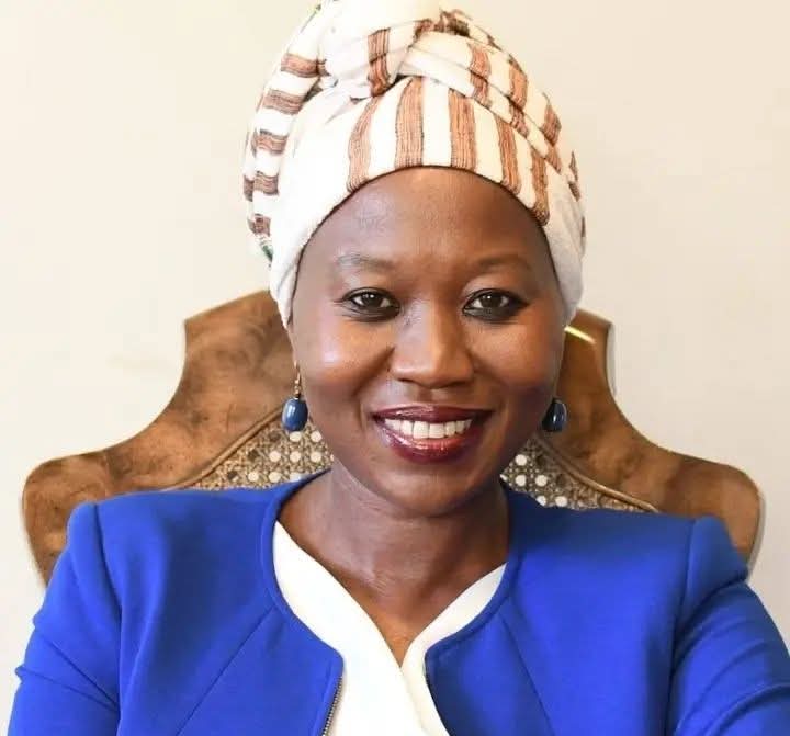 Waaait,this lady is in a polygamous mareji??? Am sure she has degrees and masters,so established and experienced in all ways, some of us got to know her through IEBC.

Wewe waruguru with just a salon and a birth certificate you want to gatekeep that man with I can't share him