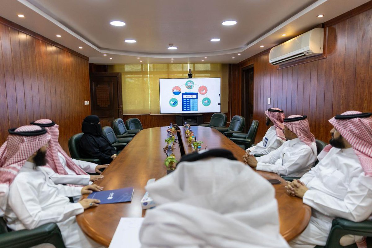 دشّن المدير العام للتعليم بمنطقة نجران برنامج "أنا مبتكر"، الذي تقيمه جمعية ذكاء للإبداع والابتكار، بحضور رئيس مجلس إدارة الجمعية، بهدف غرس مهارات الإبداع والابتكار لدى الطلاب والطالبات، وتمكين المعلمين والمعلمات من تقديم برامج تفاعلية تعزّز ثقافة الابتكار، وتسهم في اكتشاف
