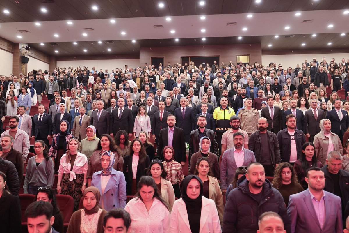 Mardin_Valiligi's tweet photo. 📌Mardin PDR Günleri-2 Paneli

2026 yılı “Bağımsızlık Yılı” münasebetiyle, Valiliğimiz, Büyükşehir Belediye Başkanlığımız ve İl Millî Eğitim Müdürlüğümüz iş birliğiyle iki gün sürecek "Mardin PDR Günleri 2 – Davranışsal Bağımlılıkta Erken Koruyucu Eğitim Programı" açılışı gerçekleştirildi.

Mardin İl Millî Eğitim Müdürlüğünde düzenlenen program, saygı duruşunda bulunma ve İstiklal Marşı'nın okunmasıyla başladı. Mardin Artuklu Üniversitesi Edebiyat Fakültesi Psikolojik Danışmanlık Ve Rehberlik Bölümü Öğretim Görevlisi Prof. Dr. Halis Sakız'ın açılış konuşmalarının ardından Valimiz Sayın @tuncay_akkoyun 'un hitapları oldu.

Mardin PDR Günleri -2 Programı, Akademisyenlerin "Çocuklukta farkındalık, gelecekte sağlamlık" başta olmak üzere çeşitli atölye çalışmaları ile devam ediyor.

Program ayrıca; Mardin 1. İdare Mahkemesi Başkanı Dr. Halil Yolal, Mardin 2. İdare Mahkemesi Başkanı Cihan Türkan, Vali Yardımcısı Büşra Uçar Koyun, Artuklu Kaymakamı Muhammet Öztabak, İl Emniyet Müdürü Recep Tecimer, il Jandarma Komutanı Vekili J. Kıdemli Albay Şefik Kolat, Mardin Büyükşehir Belediyesi Genel Sekreteri Kemalettin Sakin, Kamu Kurum ve Kuruluşları Amirleri, öğretmenler ve öğrenciler katıldı.

@iletisim 
@TC_icisleri