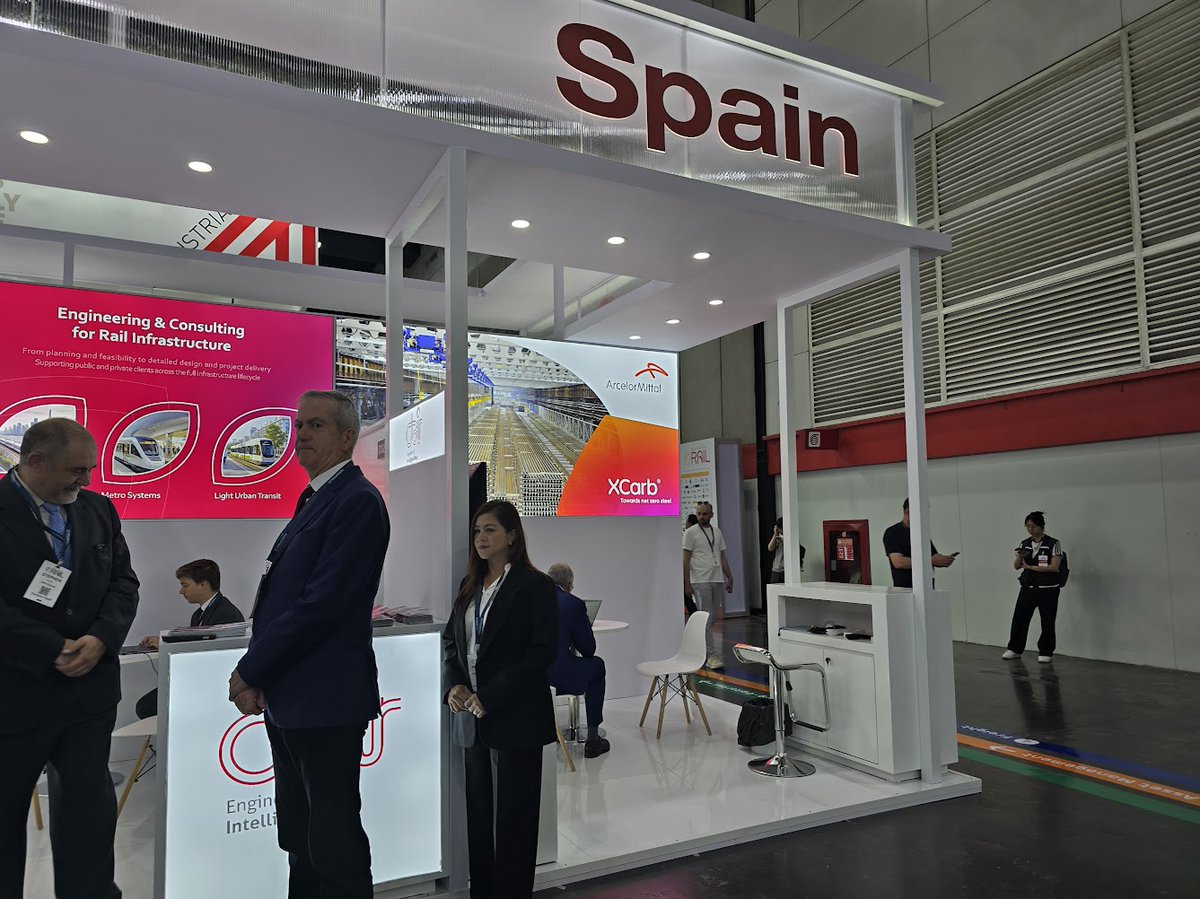 ICEX_'s tweet photo. Asia Pacific Rail , es la feria de referencia en el Sudeste Asiático para el sector ferroviario. Las #empresas españolas de los sectores relacionados con el sector #ferroviario: #ingeniería, #construcción, #materialrodante, #equipamiento y tecnología, que están participando en el #PabellónEspaña de @ICEX_ y la Oficina Económica y Comercial de la Embajada de España en Bangkok cuentan con la visibilidad, el respaldo institucional y las oportunidades de #networking necesarias para acelerar su entrada al sector ferroviario de Tailandia y el Sudeste Asiático.
Este evento reúne en Bangkok a autoridades de transporte, operadores urbanos e interurbanos, 200 expositores y 5.000 visitantes profesionales de países de toda la región y empresas públicas de Tailandia y Asia-Pacífico.
Con acceso a zona de exposición y un congreso paralelo para conocer los requisitos técnicos, plazos y prioridades para licitaciones, suministro y servicios especializados.
Empresas españolas participantes en el #PabellónEspaña de Asia Pacific Rail:
@TalgoGroup
@ArcelorMittal
DAIR Engineering & Consulting
@S&P-Kruger Underground Ventilation Divison
@teltronic_zgz
👥 Equipos de trabajo:
🔹Oficina Económica y Comercial de la Embajada de España en Bangkok,Alvaro Gil-Navarro,Lucía Cabañas Herraiz,Guillermo Santamaría Ruiz,Juthamat Lakkhawitsut,Niyom Pitak,Mayura Phitaksuksanti
🔹@ICEX_ : Belén Martos Selma,Ignacio Imaz Ducasse.
Principales tendencias temáticas:
🔹Proyectos de desdoblamiento de vía: State Railway of Thailand (SRT) pretende modernizar la red ferroviaria, tanto a nivel metropolitano en Bangkok como regional.
🔹Alta Velocidad: 4 líneas, en torno a 5 proyectos que se encuentran en mayor o menor grado de avance. Con una longitud de 2.458 kilómetros, líder en la región.
🔹Proyectos urbanos: 3 líneas que conectarán la capital Bangkok, destacando la conexión de este a oeste de todo el norte de la ciudad a lo largo de 22,1 kilómetros.
🔗 Si quieres saber más, puedes consultar nuestros informes sectoriales:
Buscador | ICEX
#FEDER #EuropaSeSiente