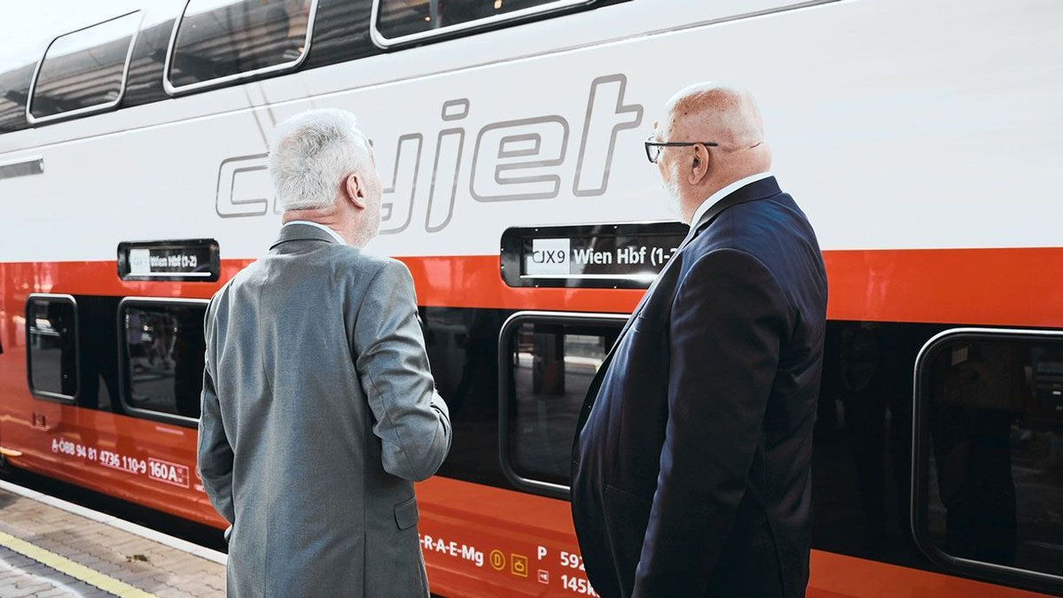 ÖBB и Stadler отправили в первый рейс двухэтажный пригородный поезд buff.ly/GrFSso9