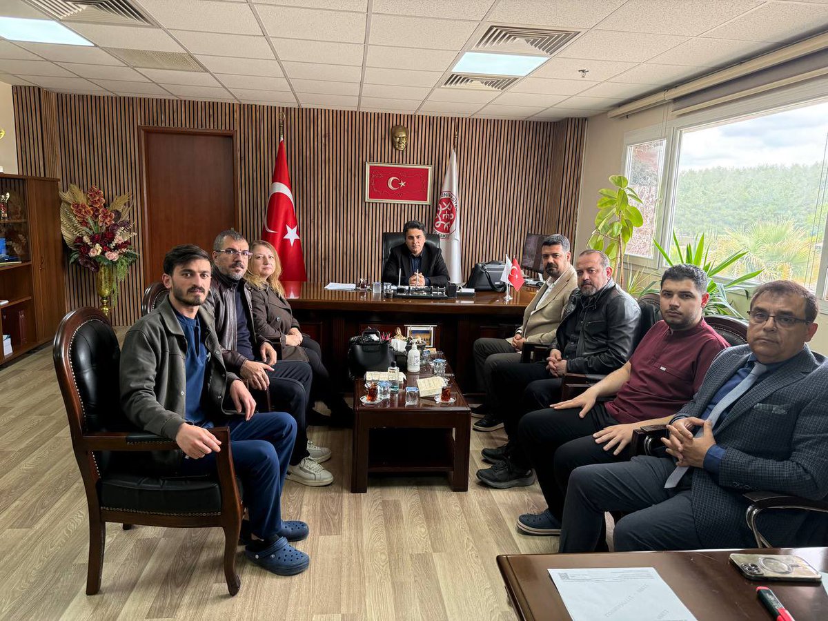 urfatabip's tweet photo. Yeni seçilen kurullarımızla Harran Üniversitesi Tıp Fakültesi Dekanı Prof.Dr.Ali Şimşek’i makamında ziyaret ettik. Önümüzdeki dönem yapacağımız çalışmalar ve mevcut sorunlarla,asistan ve öğrenci eğitimi ile ilgili fikir alışverişinde bulunduk. Kendisine nazik ev sahipliği için teşekkür ederiz.
