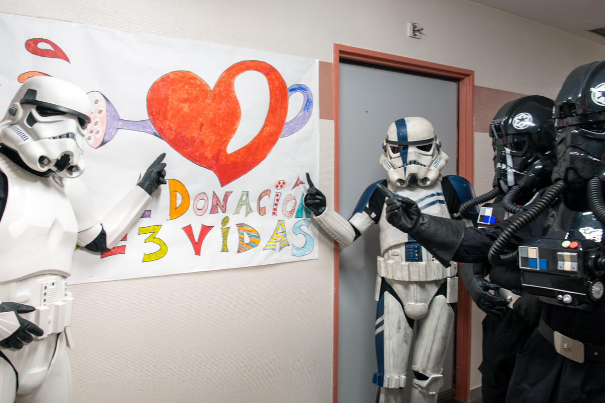 FcoJavierGomez's tweet photo. @Madridonasangre @getafe_dona @IESAltair @GetafeCF @elcorteingles @AquopolisVillaN @SaludMadrid Hemos recibido la visita de la @legion501 #StarsWars para animar a la donación de sangre en el #HospitaldeGetafe @getafe_dona @Madridonasangre estamos HOY hasta las 21h 😀 https://t.co/2AEAUYKm7f