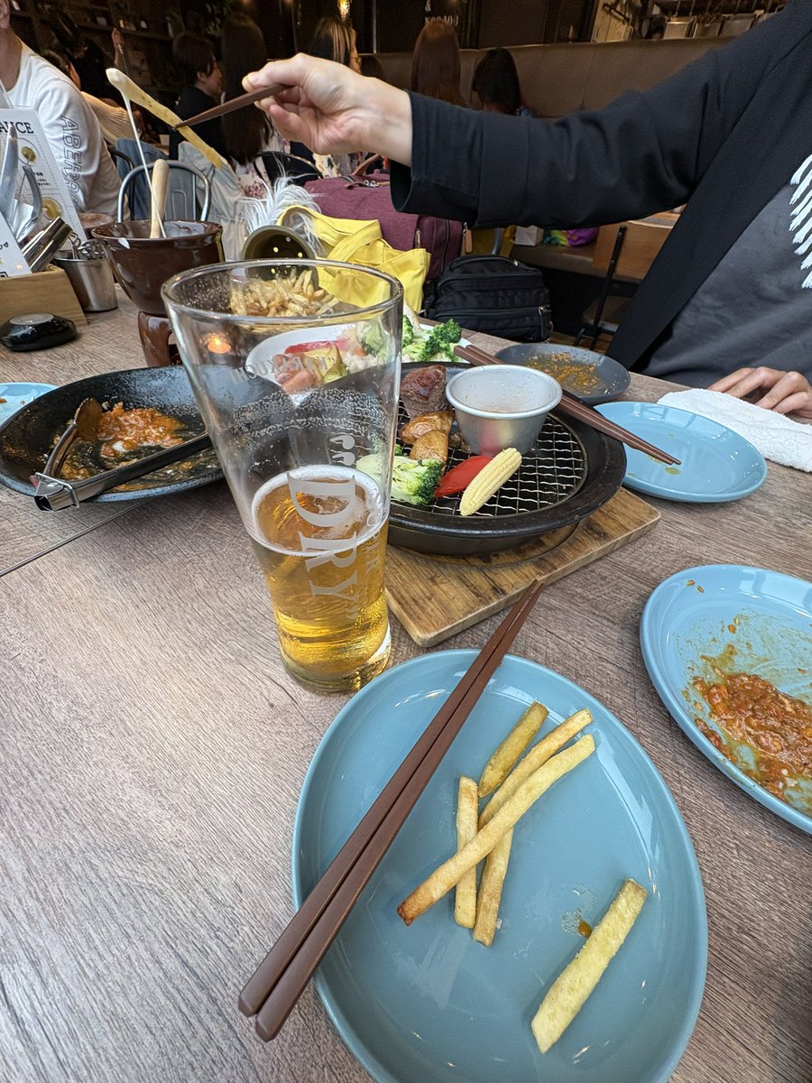 9jplus's tweet photo. ただいま帰宅
あんな空いてる東京駅も新幹線もひっひざ！
スパコミお疲れ様でした🥰
新刊はなく既刊のみでしたがドラサバいけなかった方やサンプル見てとか男性チラチラ！お越し頂き感謝です楽しかった！
新刊カードも無事集まり投票！ありがとうございます🙌
次は8月の予定
アフターの肉🥩ウマ😋 https://t.co/1vPYCNAAH3