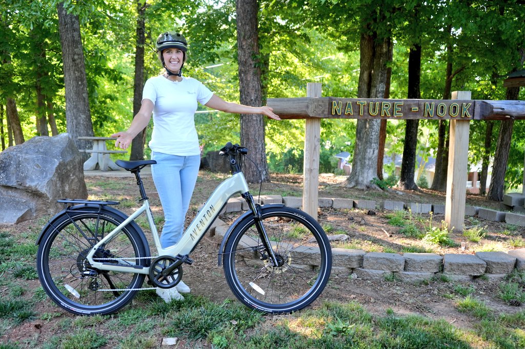 MissGoElectric's tweet photo. The latest generation of @AventonBikes 's Level 4 ebike is very unsuspecting 👀

It's jam-packed with a ton of features and technology and with this REC version customization is next level... See what I did there 😏

This is also the first Aventon to include regenerative braking, so how did it perform during the ride review? 🤔

Find out by watching my latest detailed review here: 
https://t.co/a3CkeAI99p