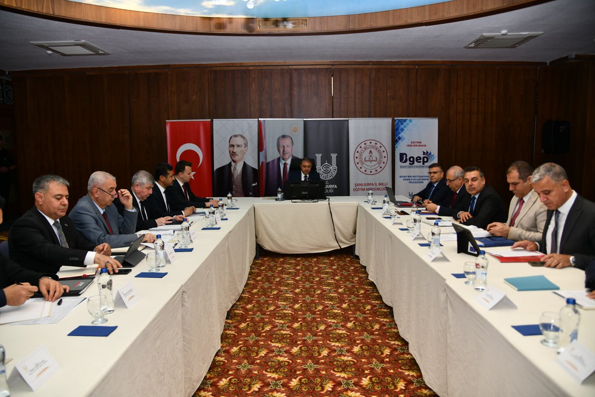 hasansildak's tweet photo. 📍 İl Eğitim Değerlendirme Toplantısı

İl ve ilçe Millî Eğitim Müdürlerimiz, Eğitim Yöneticilerimizin katılımıyla gerçekleştirdiğimiz toplantıda okul güvenliği başta olmak üzere eğitim süreçlerinde yaşanan sorunlar, ihtiyaçlar ve BİGEP kapsamında yürüttüğümüz çalışmaları kapsamlı şekilde ele alıyoruz. 

Şanlıurfa’da eğitimi bütün yönleriyle güçlendirmek için kıymetli eğitimcilerimiz ile birlikte kararlılık ve inançla çalışıyoruz. 

En zor dönemlerde bile okulu ve öğrencileri ile bütünleşerek eğitim süreçlerini canlı ve dinamik şekilde sürdüren, eğitim alanındaki en büyük gücümüz olan sevgili öğretmenlerimize teşekkür ediyorum.

#BİGEP 
#Şanlıurfa
@tcmeb