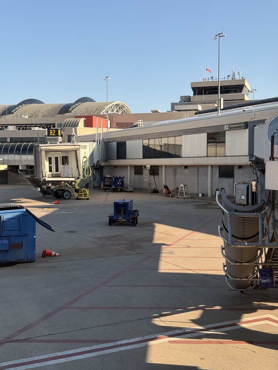 Not1But2Cats's tweet photo. What if we played at the Pittsburgh International Airport tarmac basketball hoop? https://t.co/B47z2LnPEK