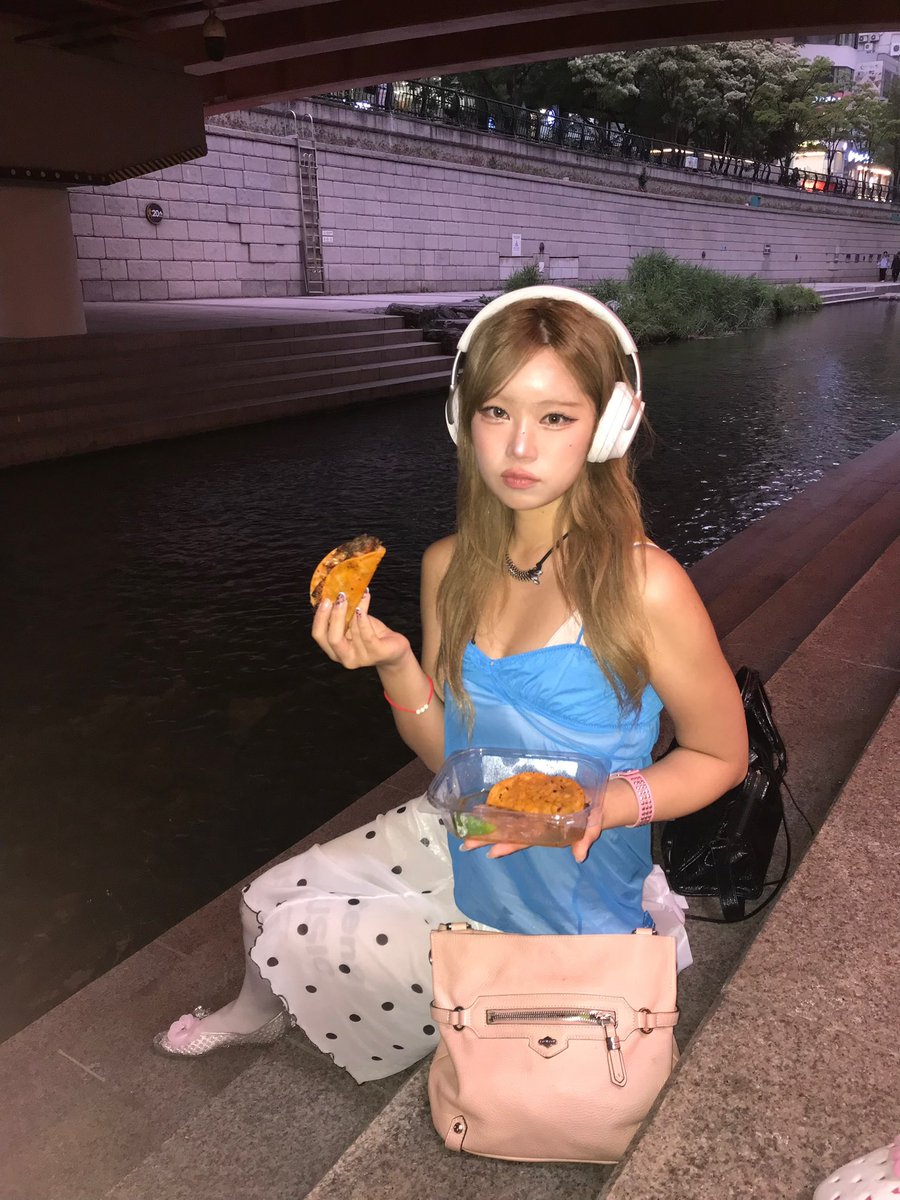 Choseonsss's tweet photo. 청계천 타코갱 https://t.co/ujaVt7YUvi