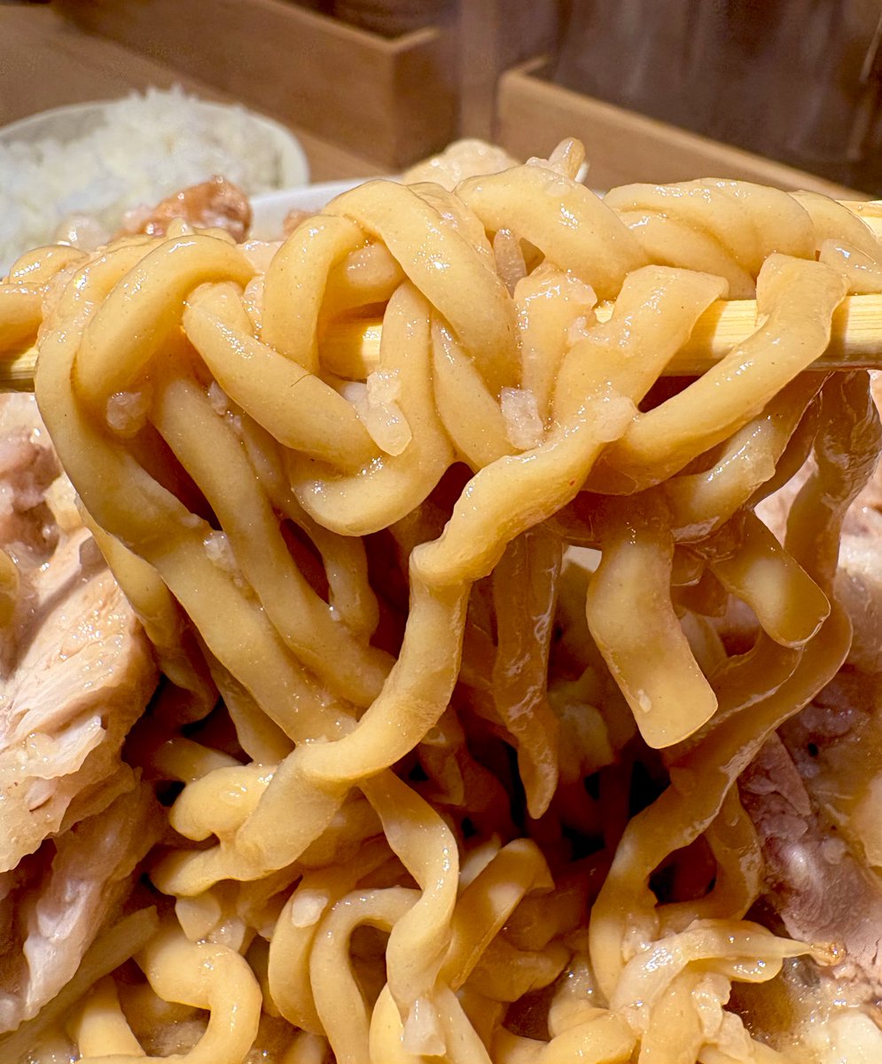 ra_men_niki's tweet photo. また見つけたパワー系ラーメン！東京都心部で通し営業、しかも土日・祝日も営業しているって神‼️

スープは少し甘めだけどライスが欲しくなる。 https://t.co/Gn2uVUBoIb