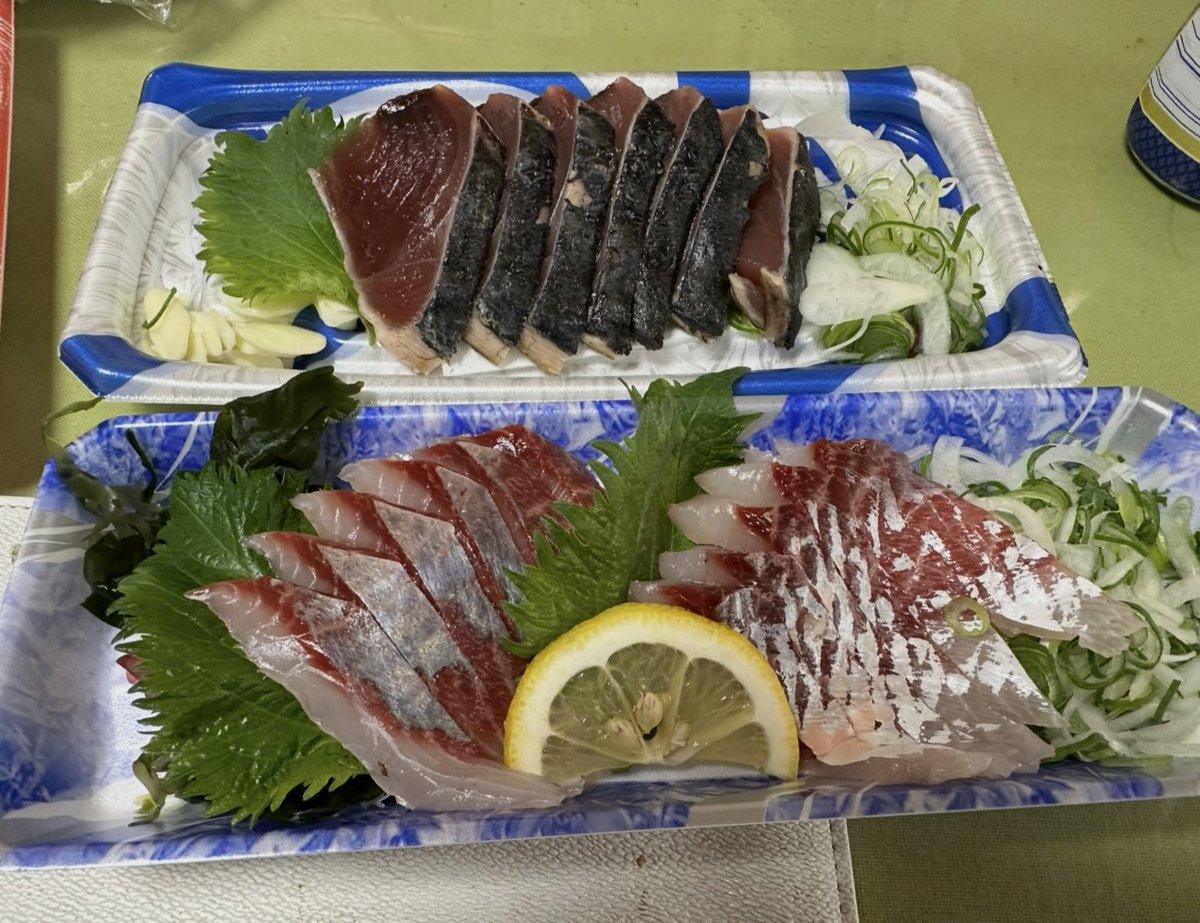高知のカツオ出してる店がいっぱいで入れなかった？低予算で食べたい？
なら地元のスーパーへ行ってみて。

県外にいた時、高知のスーパーで買ってクーラーボックスに入れて持って帰ったほど美味い😋