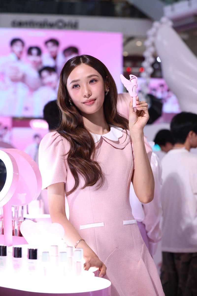 RachanunFanbase's tweet photo. สำหรับวันนี้ ขอบขอบคุณ @barenbliss_th ที่เชิญน้องฟิล์ม #filmracha  มาร่วมงาน #barenblissPinkPerfection  #barenblissxFilm  ด้วยนะคะ💖 ตัวลิปดิวอี้ทินท์ดีไซส์เก๋มาก เหมาะกับลุคเจ้าหญิงของน้องฟิล์มในวันนี้สุด ๆ 🥰 ที่สำคัญขอบคุณแฟนคลับหน้างานที่มาหากันในวันนี้ รวมไปถึงแฟนคลับหน้าจอที่อยู่เป็นเพื่อนกัน วันนี้หากผิดพลาดประการใด ขออภัยด้วยนะคะ🙏