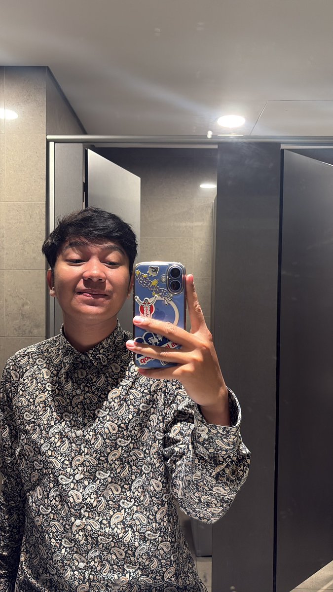 daffagallagher's tweet photo. aku menetapkan bahwa hari kamis itu adalah hari batik https://t.co/Eq2DLCROJe