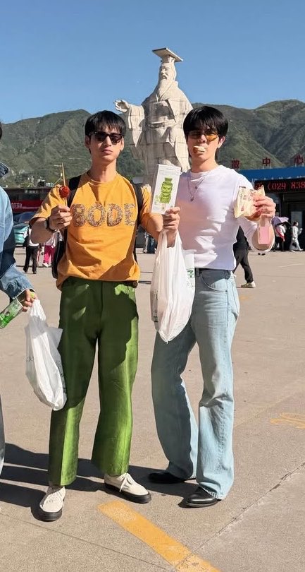 น้องอยากไปช้อป พี่ก็พาไปช้อป น้องอยากกิน พี่ก็พาไปกิน รูดจนบัตรสึกก็ไม่หวั่น จ่ายจนบัญชีสั่นก็ไม่กลัว พร้อมเปย์เธอขาคนเดียว วาสนาอาโปเขานะคะ มีพี่มายเป็นของตัวเอง อิจฉา พูดตง