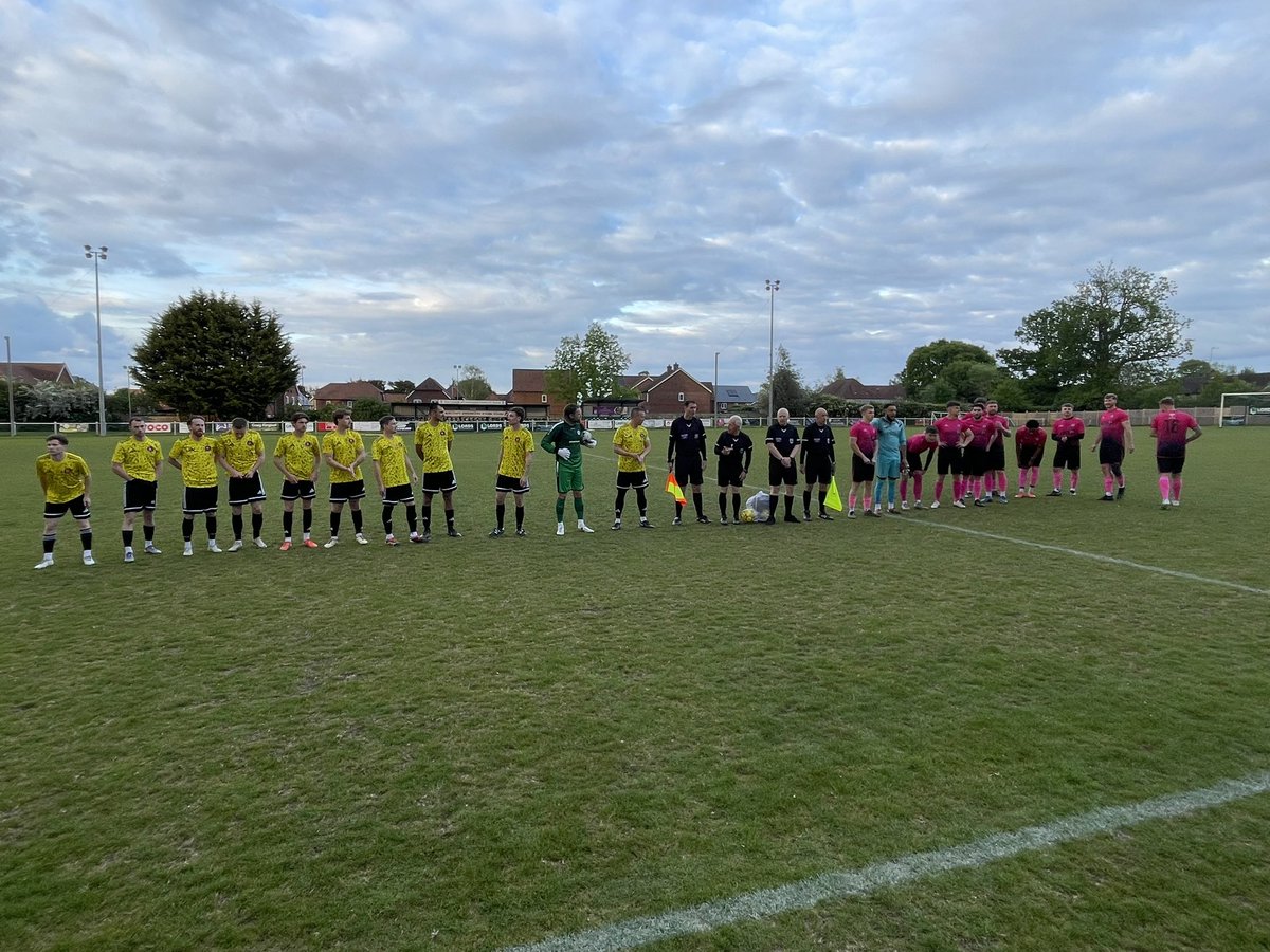 LDLSFL25's tweet photo. Last night @emt_fc beat @FlaundenFC 4-1 in the @DW_RealEstateUK champions league final in great advert for local football. 
Officials kit was sponsored by @GrassrootsRefs and @Herts1961sfl thanks to Steve pulling it together https://t.co/ERBpv6hevZ