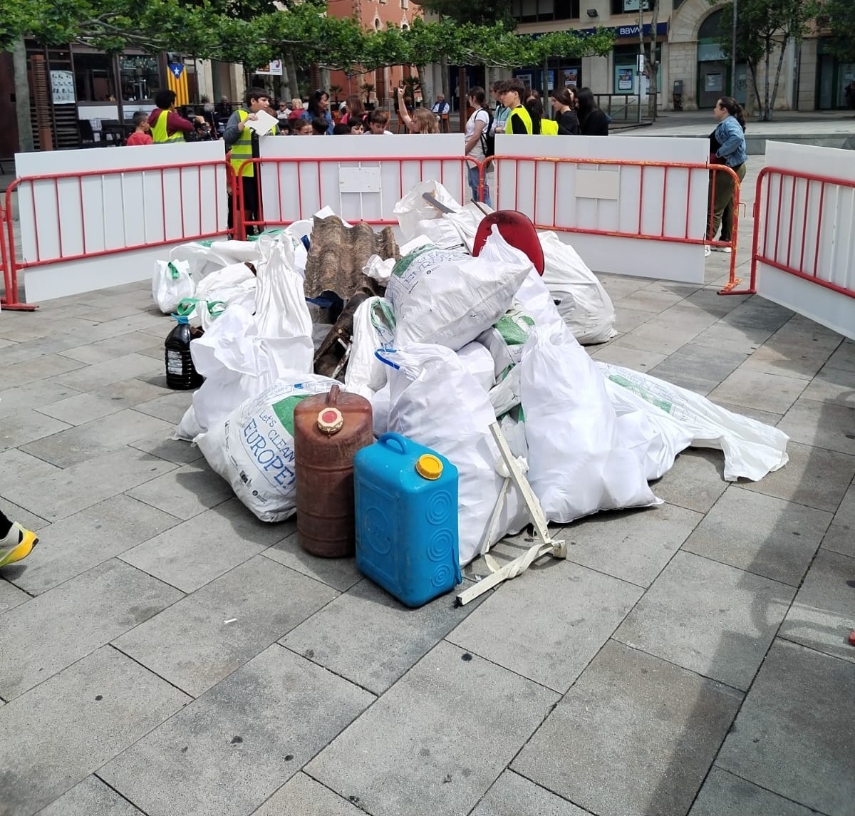 VallsAjuntament's tweet photo. 📍 Els alumnes que han participat en la iniciativa 'Fem neteja als Torrents!' arriben al Pati i depositen tot el que han trobat.

🧹 En total, han recollit 313 kg de residus.

👏 Aquestes reflexions restaran exposades al Pati fins al diumenge 10 de maig. https://t.co/OV60WwIlH9