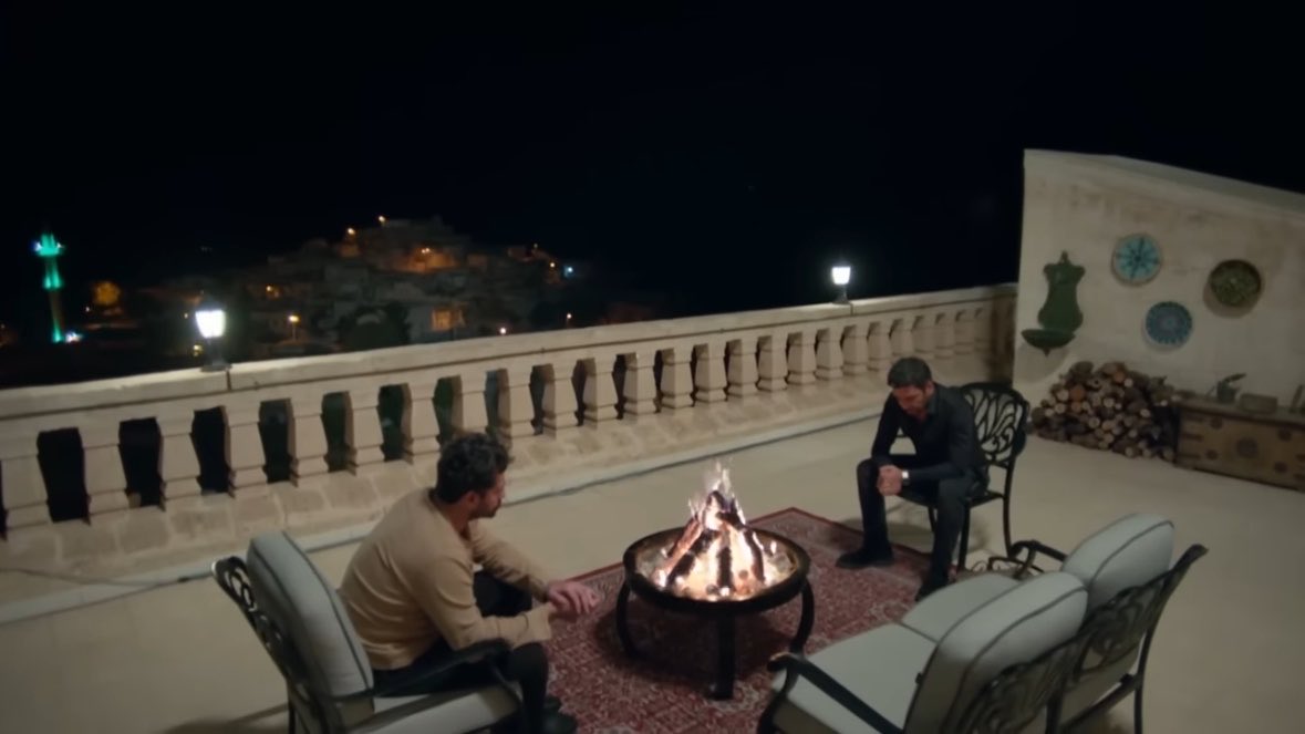 helenebronte's tweet photo. muhtemelen tepki gösterenler olacak ama ben boran hikayesinin bile harcandigini düsünüyorum. neden mi? kosun anlatiyorum…..

alya hala boran’in onunla vatandaslik icin evlendigini bilmiyor. muhtemelen asla da ögrenemeyecek. deniz babasinin annesine yaptiklarindan habersiz, bu nedenle babasina tepki göstermeyecek. cihan ise sadece kendisinden calinan hayatin degil alya ve deniz’den calinan hayatin da hesabini boran’a hicbir zaman gercek anlamda soramadi. koskoca asiret lideri cihan, cebinde bes kurusu olmadigi söylenen boran’in karsisinda hep caresiz ve gücsüz kaldi.

boran ve cihan arasindaki fark “kötü ve iyi” adam temsili ile verilmeye calisildi ama bunu calisanlara boran’in kötü, cihan’in iyi davranmasi gibi olabilecek en basit bir yerden verdiler.

bence ne mi olmaliydi… asil fark, bu iki adamin bir kadina nasil bir es ve bir cocuga nasil bir baba olduklari üzerinden kurulmaliydi. boran her daim kendini önceliklendirirken cihan’in daima alya’yi önceliklendirmesi mesela…ama odak hep boran’in bir sekilde cihal’e engel yaratmasi oldu. birde üstüne sürekli kazaninca ortada merak edilebilecek bir sey de kalmadi. aksine bazen kazanan bazen kaybeden biri olsaydi hem daha gercek hem de daha izlenebilir olurdu.

yani biz mide bulandirici yemek masalari izlemek yerine bu karakterlerin ve birbirleriyle iliskilerinin derinligine inmeliydik. boran cihan ve alya icin karar mercii degil ücüncü bir göz olmaliydi. alya ve boran’in gecmiste ne yasadiklari yavas yavas ortaya cikmali, yüzlesmeler ve kirilmalarla gerilim artmali hatta boran köseye sıkısmaliydi. kocaman bir ne umduk ne bulduk…..