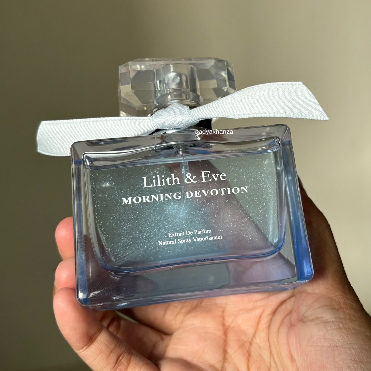 nadyakhanza's tweet photo. parfum yang bisa menghantam terik matahari… baju gak akan bau apek

fresh, clean &amp; tahan lama✨ https://t.co/EqmRlv4XrF