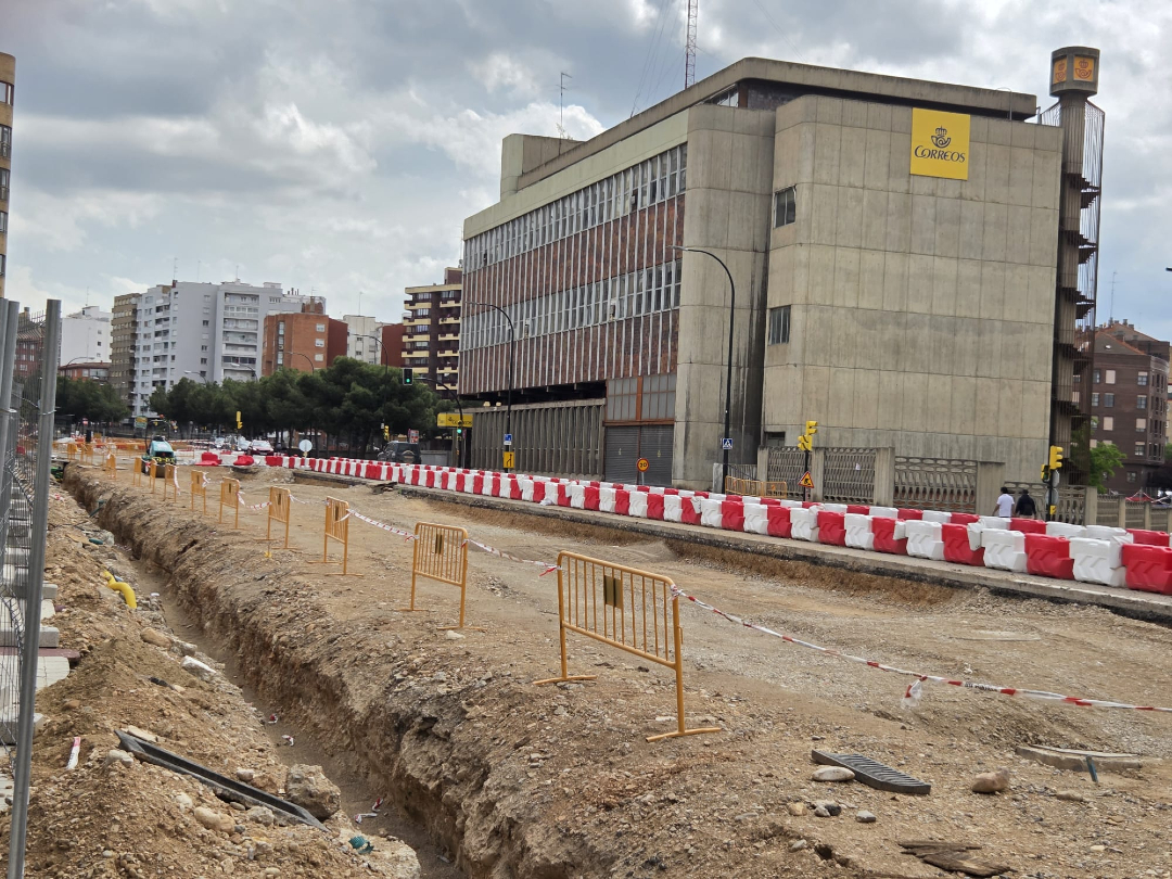 El futuro Parque del Portillo perderá más de 200 árboles consolidados. La Asociación Vecinal Joaquín Costa alerta de que el proyecto urbanístico del Gobierno Chueca prevé más asfalto, menos sombra y mayor impacto térmico en zonas como la avenida Clavé: arainfo.org/?p=326209