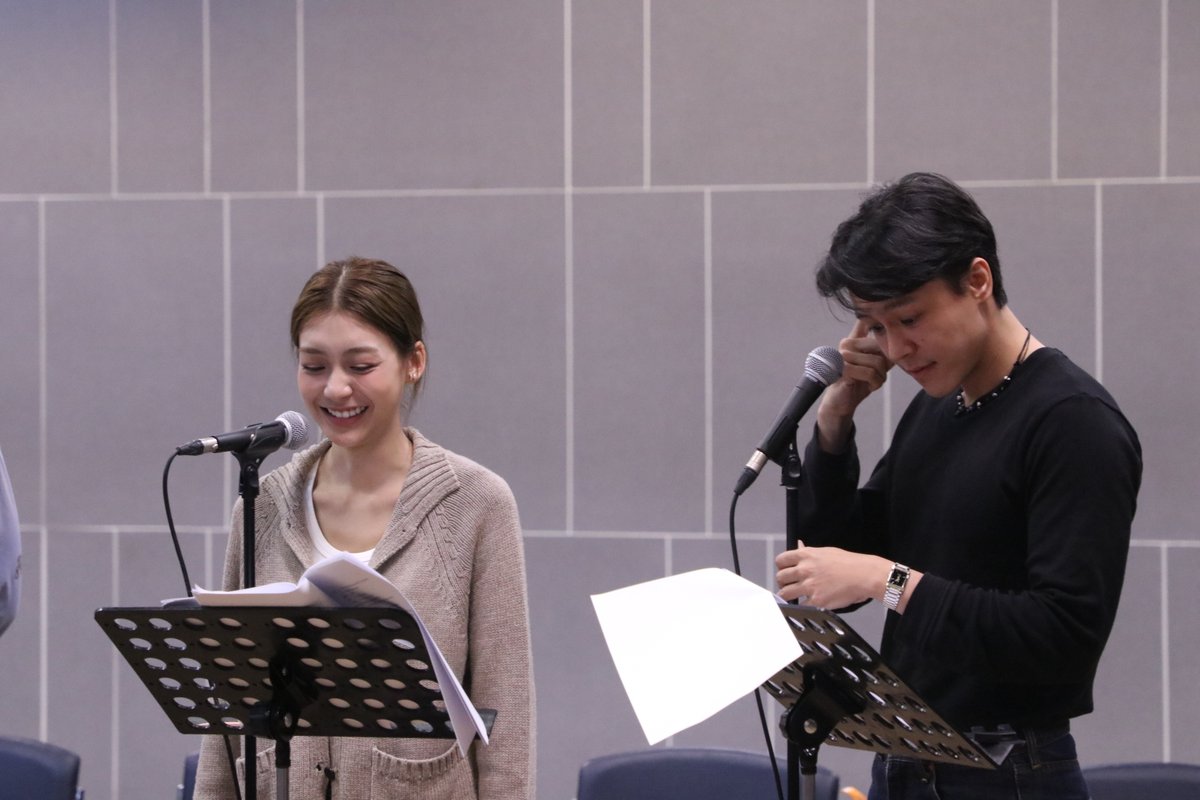 Rachadalai's tweet photo. #scenarioNEWS
"#Readthrough" ครั้งแรกของ “#ONCEAGAIN”
แค่อ่านบทวันแรกนักแสดงทุกคนก็ใส่อารมณ์กันสุดมากผ่านน้ำเสียง แววตา และอารมณ์ของนักแสดง บางซีนยังไม่มีแสง ไม่มีฉาก แต่กลับทำให้ทั้งห้องอินมากๆ และบางโมเมนต์…ทำเอาคนฟังน้ำตาคลอกันทั้งห้องซ้อมกันเลย https://t.co/9Wy96sU4ls