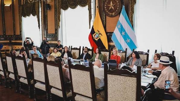 Ahora las 3 concejales <a href="/La6Ecuador/">La6 y Aliados 🇪🇨 | Partido Social Cristiano</a> que quedan en el <a href="/alcaldiagye/">Muy Ilustre Municipalidad de Guayaquil</a> salen a decir que no apoyan la subida de la tarifa de buses.
Demagogas.
Mentirosas.
Vagas.
La tarifa NO SE SUBE porque <a href="/aquilesalvarez/">Aquiles Alvarez Henriques</a> <a href="/taticoronelf/">TatianaCoronel</a> <a href="/ArturoJEscala/">Arturo J. Escala Varas</a> <a href="/fabianespin/">Fabián Espín</a> <a href="/EmilyVeraA_/">Emily Vera Aguiño🇪🇨</a> <a href="/JulyAlvarezLoor/">July Alvarez Loor</a> dijeron