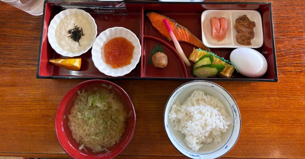 ensemble43530's tweet photo. 高知も飯クオリティ高すぎて感動レベルに最高だったが、人生で1番感動したのは青森やな🙄
夕食は大間マグロや海峡サーモンや殻付ウニ等が食べきれないほど出てきて、朝食も豪勢で、全てが新鮮で絶品なのに、温泉付きで1泊2食付きで1万円（ご飯味噌汁お代わり自由）🙄
今年の夏も行きます、海峡荘🙄 https://t.co/sZ4IvBMKDx