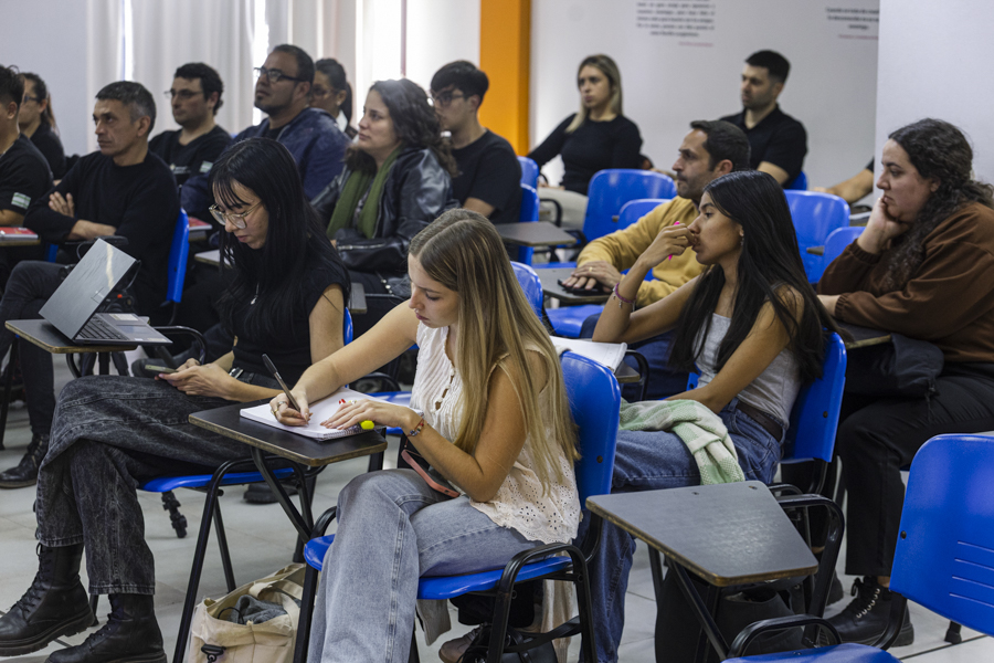 gobdecordoba's tweet photo. 📣 Desde el @MinGobiernoCba, junto al #IPCAM y el Colegio Universitario Politécnico, dictamos la tercera edición del taller gratuito «Habilidades básicas para una #ComunicaciónPública efectiva», destinado a funcionarios y agentes de gobiernos municipales de #Córdoba.

La capacitación aborda herramientas concretas para organizar y transmitir mensajes con claridad, seguridad y confianza, para desenvolverse con solvencia en distintos contextos profesionales, como entrevistas, disertaciones, reuniones o declaraciones públicas. 💪🏽🙌🏽

Más info 🔗 https://t.co/wAmLrUu6Mo

#HacerParaCrecer