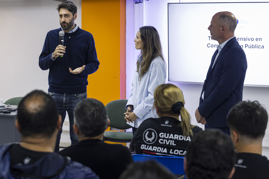 gobdecordoba's tweet photo. 📣 Desde el @MinGobiernoCba, junto al #IPCAM y el Colegio Universitario Politécnico, dictamos la tercera edición del taller gratuito «Habilidades básicas para una #ComunicaciónPública efectiva», destinado a funcionarios y agentes de gobiernos municipales de #Córdoba.

La capacitación aborda herramientas concretas para organizar y transmitir mensajes con claridad, seguridad y confianza, para desenvolverse con solvencia en distintos contextos profesionales, como entrevistas, disertaciones, reuniones o declaraciones públicas. 💪🏽🙌🏽

Más info 🔗 https://t.co/wAmLrUu6Mo

#HacerParaCrecer