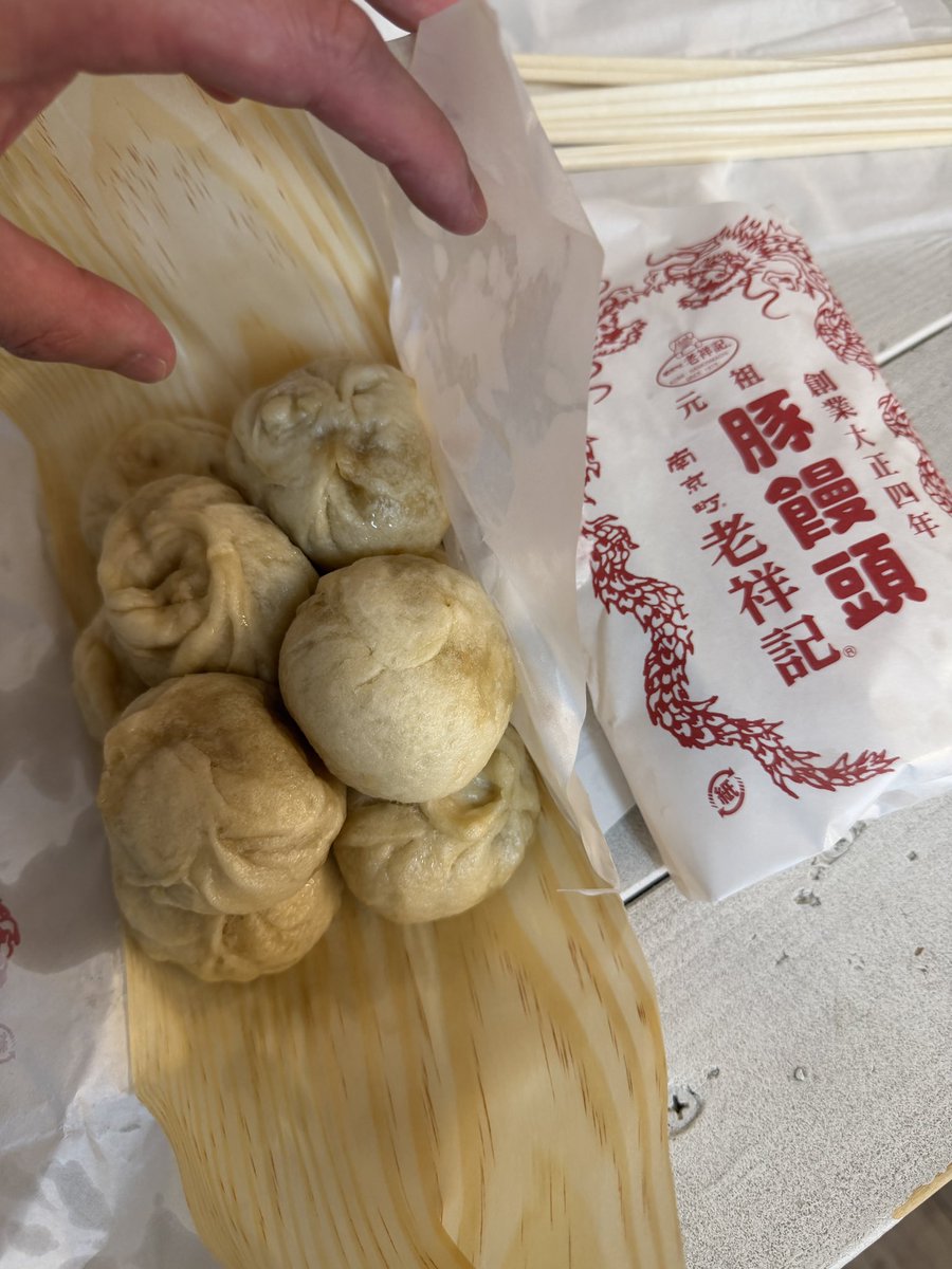 ラジみた神戸編でした！皆さんありがとうございました(^-^)
ハーバースタジオ、ソロライブでもやらせてもらった会場で楽しくトークさせていただきました🎙️
神戸について色々話したよ、休憩中にヘアメイクさんが老祥記の豚饅を買ってきてくれてめちゃ美味しかった！✨
また来るね〜(^-^)来月は沖縄！✈️