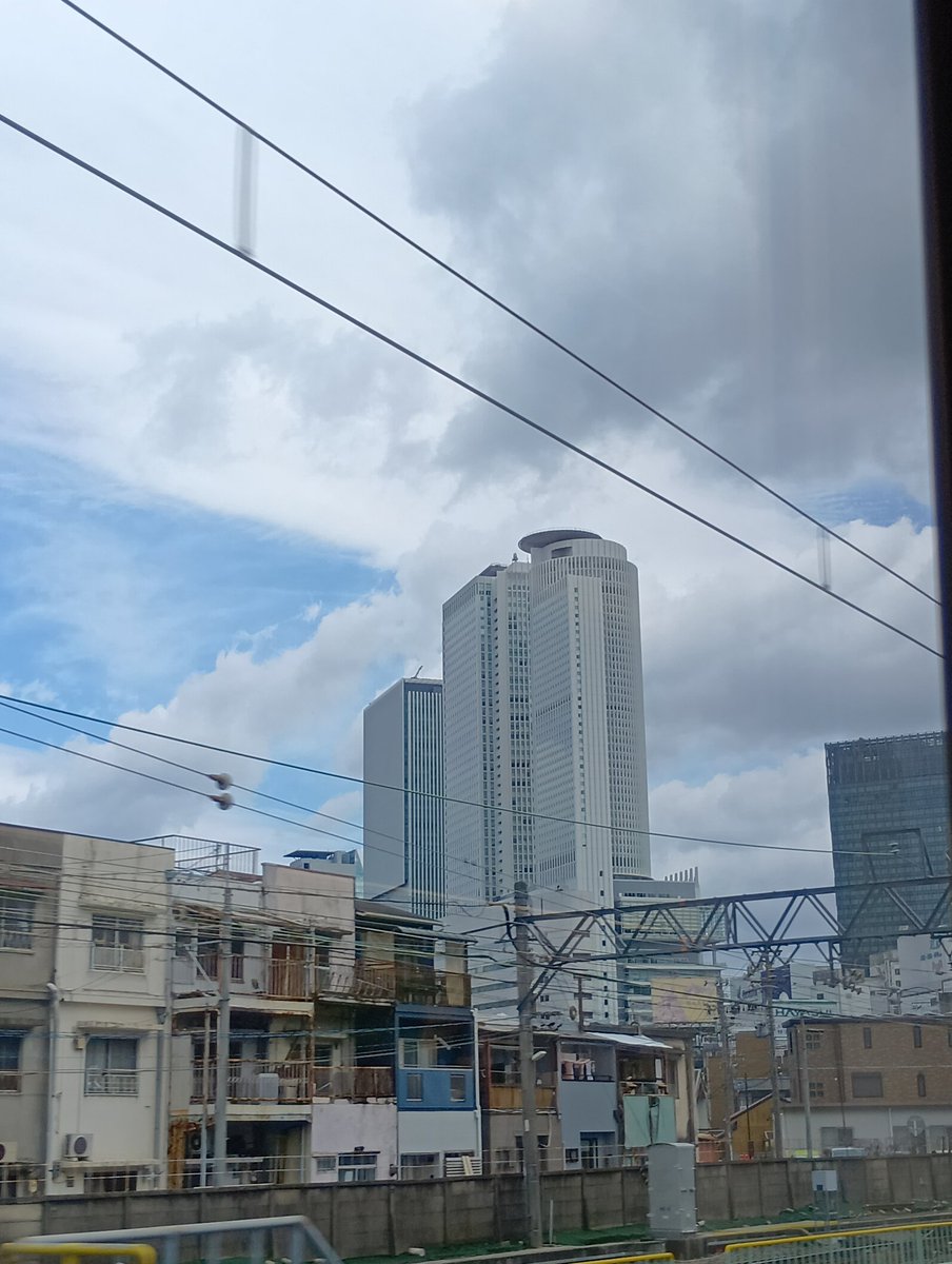 名鉄名古屋の再開発が頓挫したことを皆やたらと馬鹿にしたり残念がったりしているが「似たような再開発ビルが名古屋駅前にこれ以上増えて嬉しいか？」と問いかけたくなる。バカと煙はなんとやら、とも言うけれど。

新名古屋も名鉄自体もありのまま、今のままでいい。背伸びしても足元を掬われるだけ。