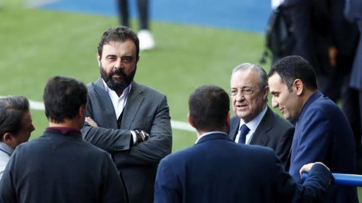 SeputarMadrid's tweet photo. 🚨 JUST IN: Performa tim yang mengecewakan dan tanpa menghasilkan gelar mayor dalam dua musim terakhir, serta runtuhnya ruang ganti membuat direksi Real Madrid sejak beberapa pekan lalu mulai menyiapkan “revolusi kecil” untuk musim depan, menurut sejumlah sumber yang mengetahui rencana tersebut.

Mereka menilai situasi ini tak bisa diperbaiki hanya dengan kedatangan pelatih baru (sesuatu yang sudah dianggap pasti), tetapi juga membutuhkan pemain yang pergi dan datang.

Sebenarnya, apa yang mereka sebut revolusi kecil mungkin tidak akan terlalu kecil, karena sumber yang sama percaya dibutuhkan “sesuatu yang benar-benar terasa”.

Klub mendeteksi kekurangan baik dari sisi permainan maupun kepemimpinan dan kedewasaan tim.

[@davidalvarez, @el_pais]