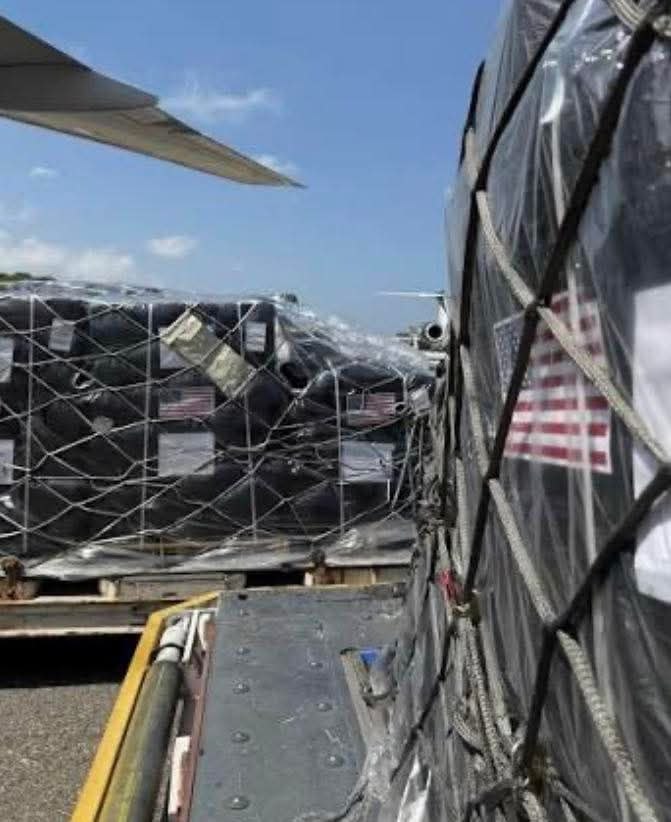 Aplaude DelCia, en la Urbanización Miranda, Edificio Anduriña , están los MEDICAMENTOS enviados por EEUU.  Los militares leales, al régimen los revenden. Mantener la lealtad, a costa de la salud de los Ciudadanos?