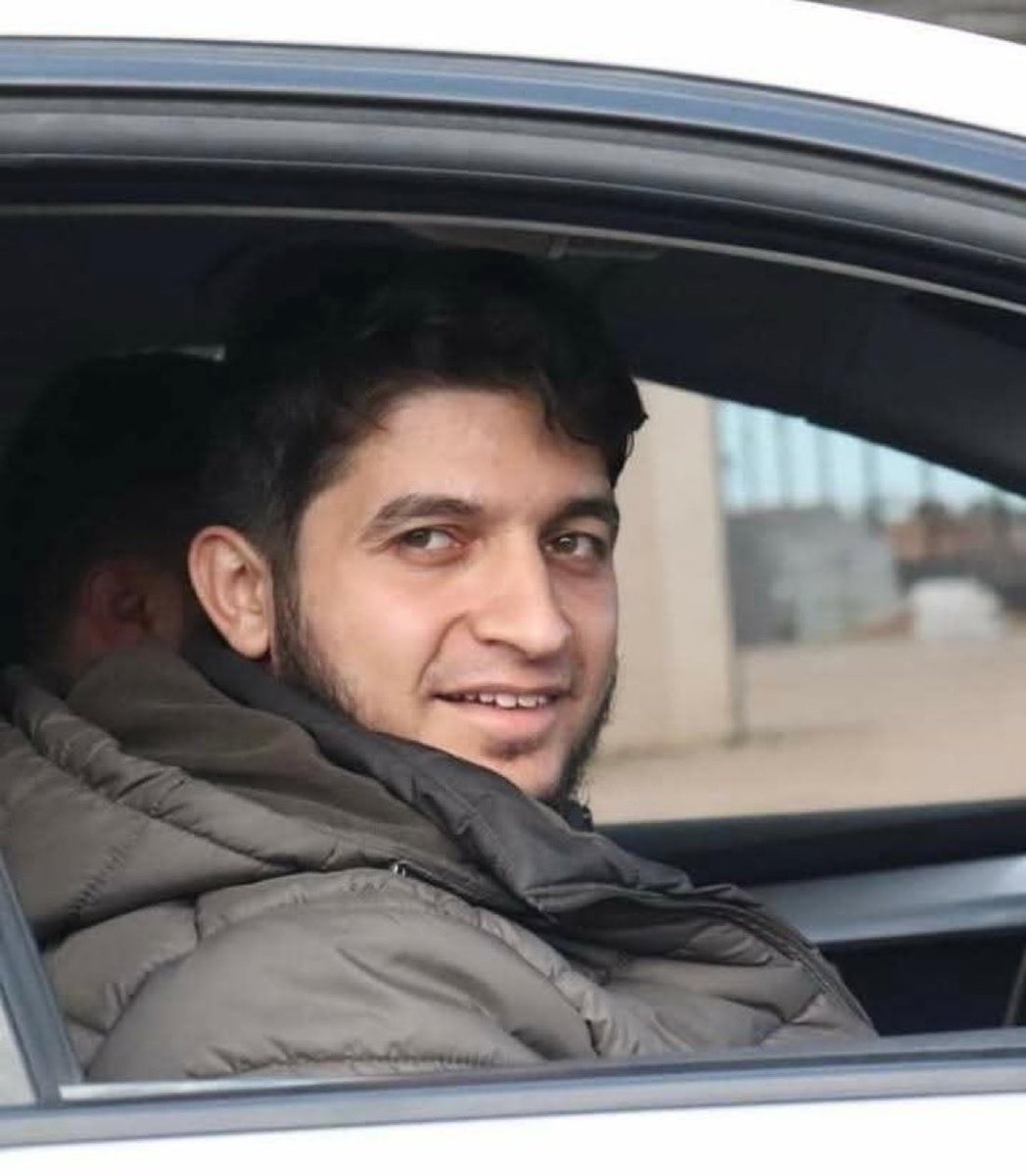 yousefaldomouky's tweet photo. ربح البيع أبا الليوث الأربعة!
..
نال منك العدو والعميل، وتطاول عليك الهملة والسفلة، ورماك بالأذى المجرمون والمنافقون، ولاكت ألسنتهم سيرتك ولم يصلهم عنك من لسانك شيئًا، وإنما كصقرٍ يرى هدفه ويلزم مكمنه، إن تحرك فلا يشغل الأبصار، وإن سكن فلا تلفت إليه العامة، وفي قلبه جرحٌ لو وزع على الأمة لوسعها، وفي كبده نزفٌ يرعد بدنه كل ليلة، وفي صدره حاجةٌ يهون لعينها ذلكم كله! 

كأنما أرى أبا العبد يرمقك، ينشدها لك بحنجرته الحانية وأحباله الصافية، "ماضٍ وأعرف ما دربي وما هدفي، والموت يرقصُ لي في كل منعطفِ"، ويرقص لك الموت يا خليل الشهداء وأبا الأقمار، في كل منعطف، في كل ورقة، في كل توقيع، في كل رفضٍ أو رسوخ، وتفتأ لا تسلّم أو تساوم أو تقبل المعادلة، كأنما انزاح عن عينيك الخط الفاصل بين الدنيا وال��خرة، وبصيرتك الحية بين عالمين؛ فانٍ ألقيته خلفك، وباقٍ تسير نحوه.
..
في أسامة كانت دلالة التضحية، وفي حمزة كانت أصول التقدمة، وفي همام كانت مغارم التلبية، وفي عزام كانت خواتم التربية، وفيك لا في غيرك يا تاج رؤوسنا، كانت دروس التزكية، تطهُر بها النفوس حين تمسك بمفاتح الإيمان، وتزكو بها القلوب حين توقن بمدارك الجهاد، وترنو بها الأعناق إذا ما أرادت موقعًا في جيش رجال الله؛ الذين أحسنوا له البيعة، فأحسن منهم الشراء، فأوقفوا له نفوسهم وأموالهم وأهليهم فوق البيعة يأخذ منها حتى يرضى.
..
كأي أبٍ، حين تنزوي في ليل كاحل وحدك، تسجد لله بقيامٍ طويلٍ فتنهمر مآقيك وتنسد�� مدامعك، تذكَّر أنك فقدت ولدك، كبدًا تلو كبد، ولكن تنمو في كبد الأمة لك عائلة من مليار ولد، عاقين مقصرين، لكنهم مدينون لك بأن أوجدت لهم القدوة، غدًا يسيرون على الدرب، ويسترخصون في سبيله الولد تلو الولد، يسألهم الناس: كيف، يبسمون ويدمعون ويلثمون في المدى جبهتك، يقولون: "نحن أبناء أبو أسامة".