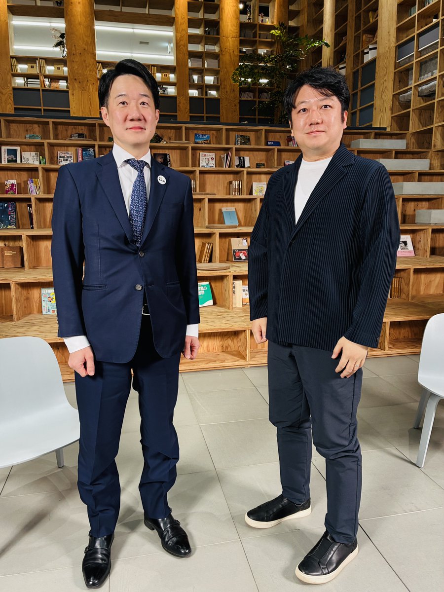 Tossy526's tweet photo. ハートのマークでお馴染みの「互信ホールディングス」平島誉久さん。経営者であり、北海道ハイヤー協会会長という要職も。小さいころタクシー各社の“行灯”にワクワクしていたお話大好きです。本社近くの素敵な食堂を教えていただいたので近々お邪魔します😎#BOSSTALK
https://t.co/VBgfTDc80P https://t.co/jRAmoM8sQS