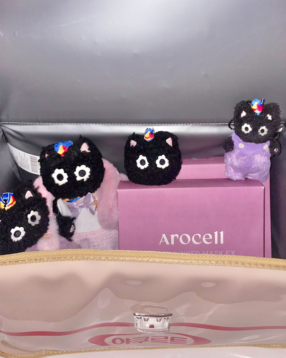 น้องมาส่งแล้วค่ะ! ทั้งกระเป๋ายาคูลท์ที่ทีม MUST โดนภาษีไป 500฿ เอ็นดูมาก555555 ใบใหญ่แข็งแรงมากเลย พร้อมเป็นสาวยาคูลท์และ🥰 น้อง Mask กล่องสีสวยที่ช้อปปิ้งไว้ก็มาถึงแล้วน้าา ขอบคุณรายการมากค่ะ💜

#SOLDOUT_TEN_EP5
#ifTENtouch_itsSOLDOUT
#TEN #텐 #เตนล์ #솔드아웃