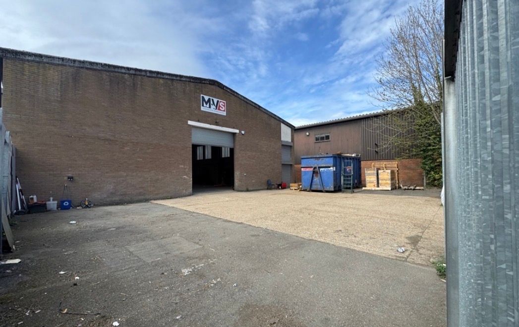 KemptonCarr's tweet photo. Industrial unit #ToLet | Bourne End, Buckinghamshire

8,110–9,330 sq ft of quality warehouse &amp; office space on Wessex Road. Roller shutter access, gated yard &amp; ample parking. Just 1 mile from the village centre.

To book a viewing: https://t.co/lOwlGsEEhY https://t.co/liiuHorsfD