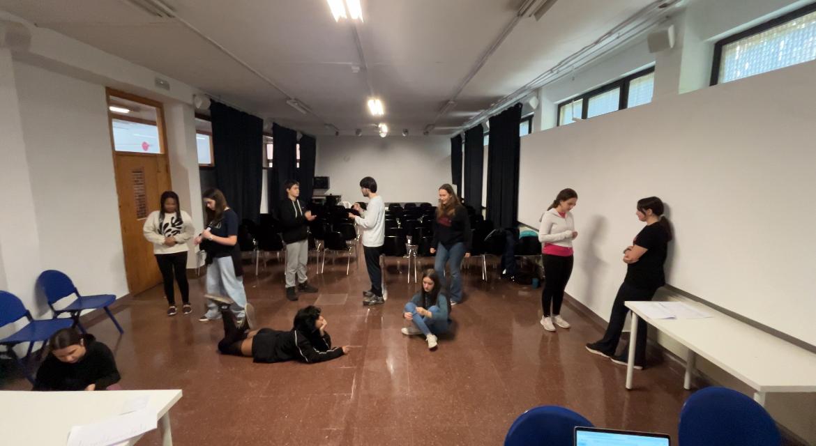 EllacuriaB's tweet photo. Kurtso honetan gure ikasle batzuek antzerkia egin dute gure ikastetxean. Aurten bi talde sortu dira eta primeran pasatu dute! Datorren ikasturtean Batxiko ikasleek aukera izango dute parte hartzeko. Animatu! #ellacuriazurbaranbhi https://t.co/GWOJxd58uN